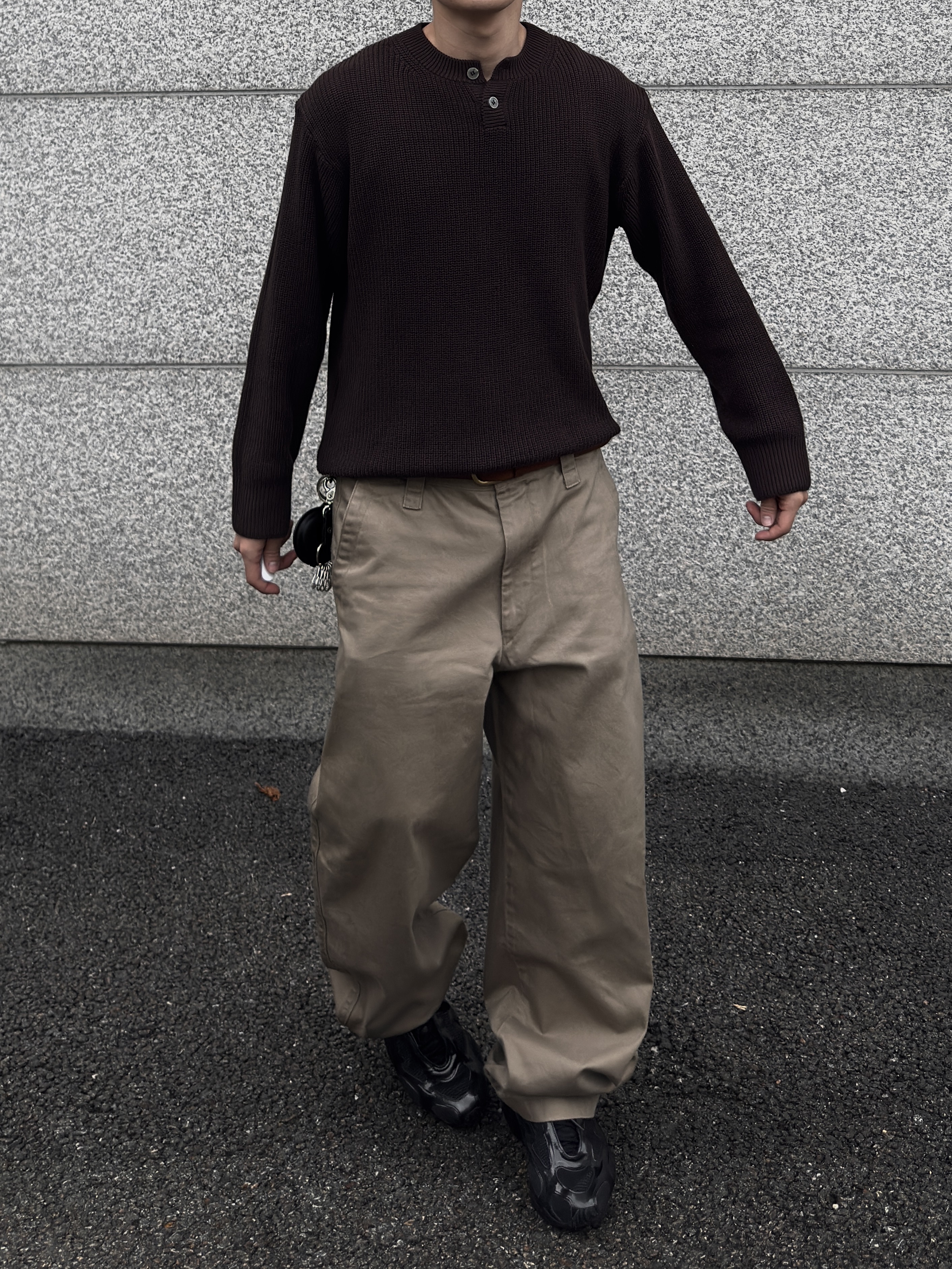 Knitted Cotton Henley Neck Waffle Knit Brown 착용 스타일 - 3