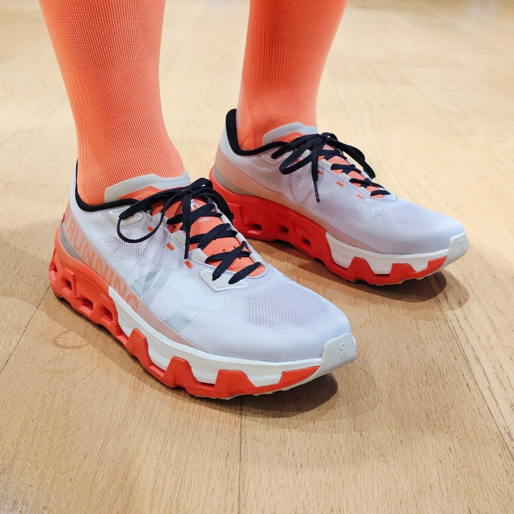 On Running Cloudmonster Hyper Mauve Flame 착용 스타일