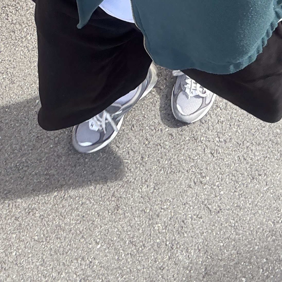New Balance 2002R Premium Vintage Grey 착용 스타일