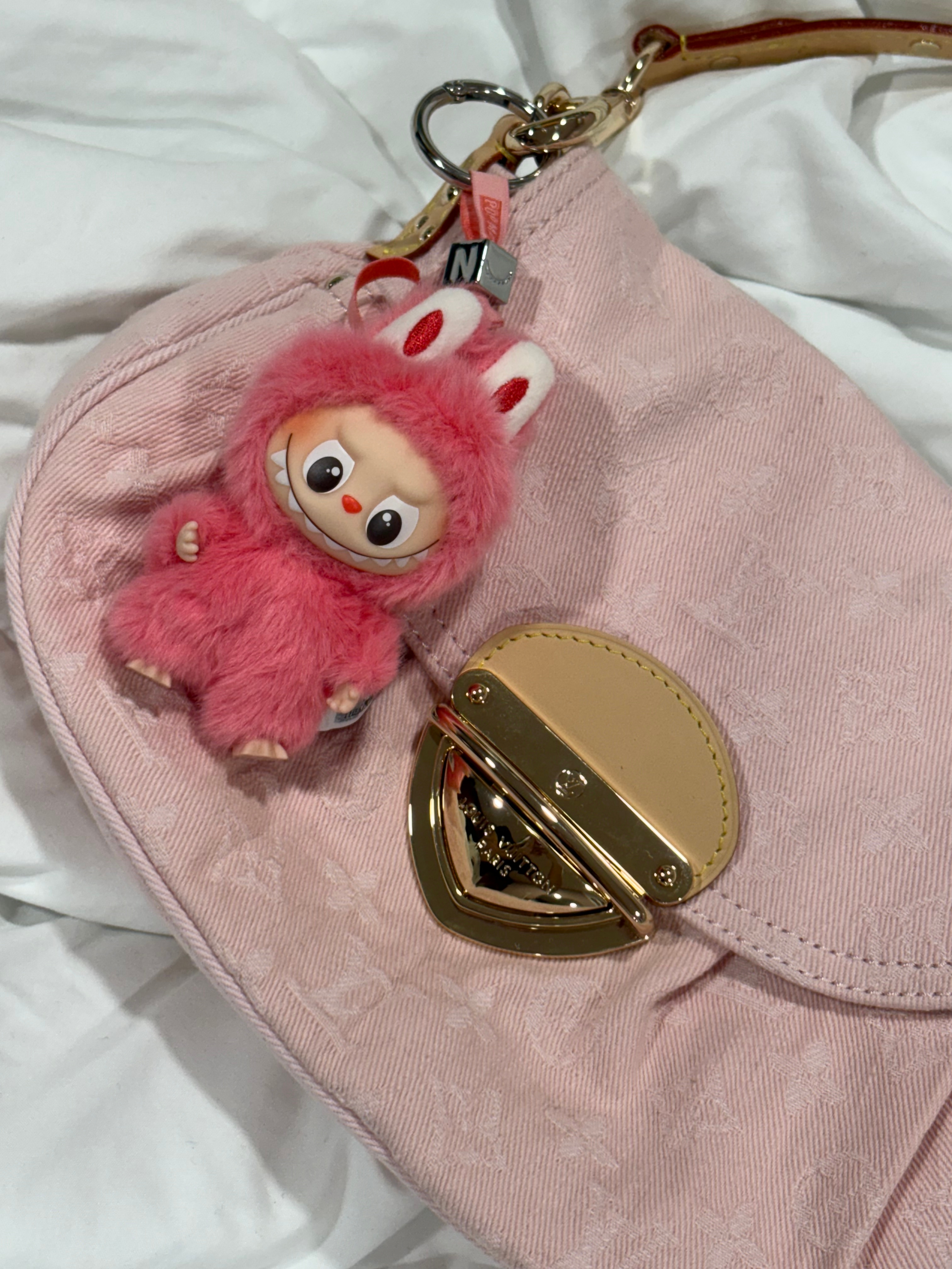 Pop Mart Labubu The Monsters Pin For Love Series Vinyl Plush Pendant Sealed Case (N-Z) (14 Blind Boxes), Pop Mart Labubu The Monsters Pin For Love Series Vinyl Plush Pendant (N-Z) N (Opened Case) 착용 스타일 - 2