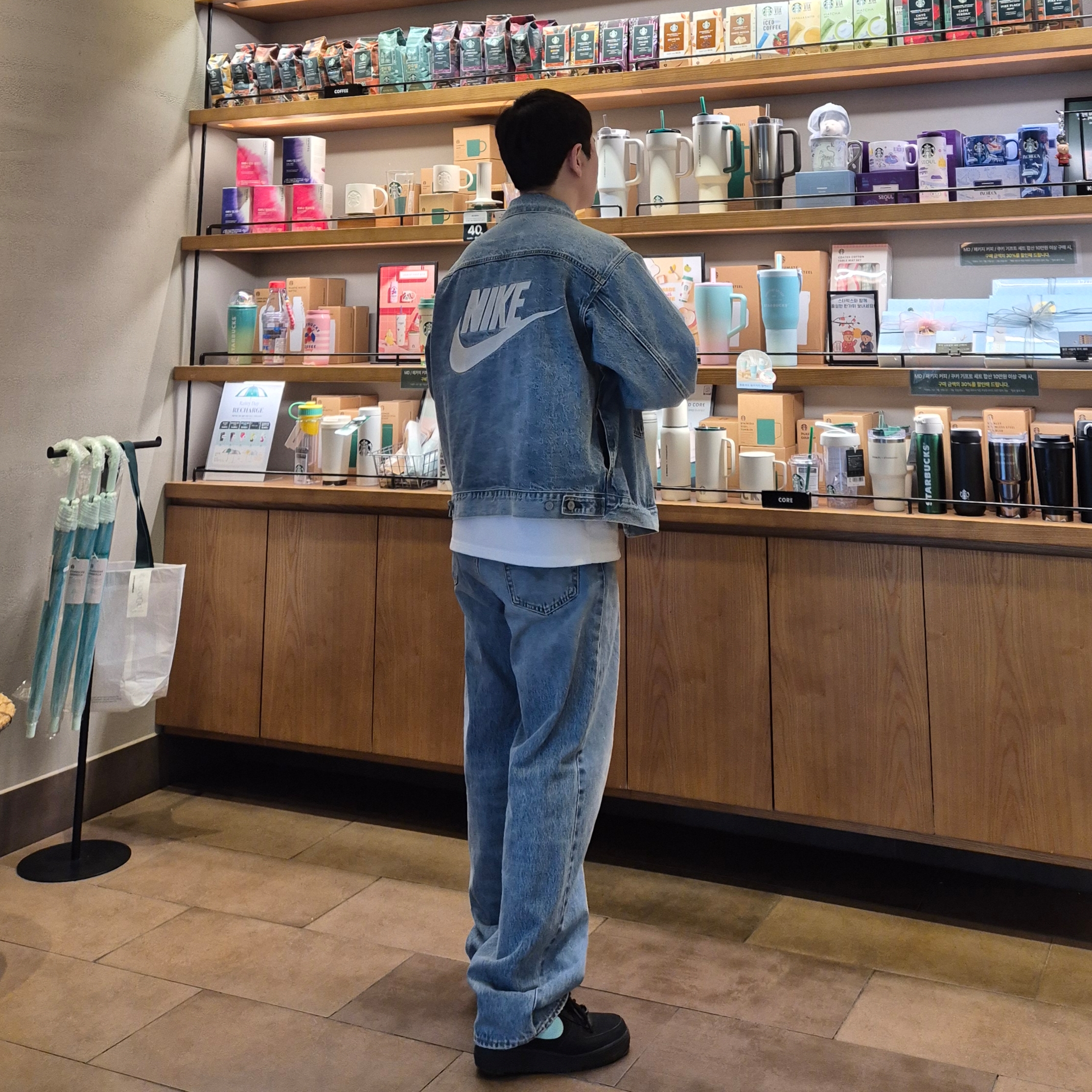 Levi's x Nike Baggy Jeans Light Blue, Levi's x Nike Trucker Jacket Light Blue 착용 스타일