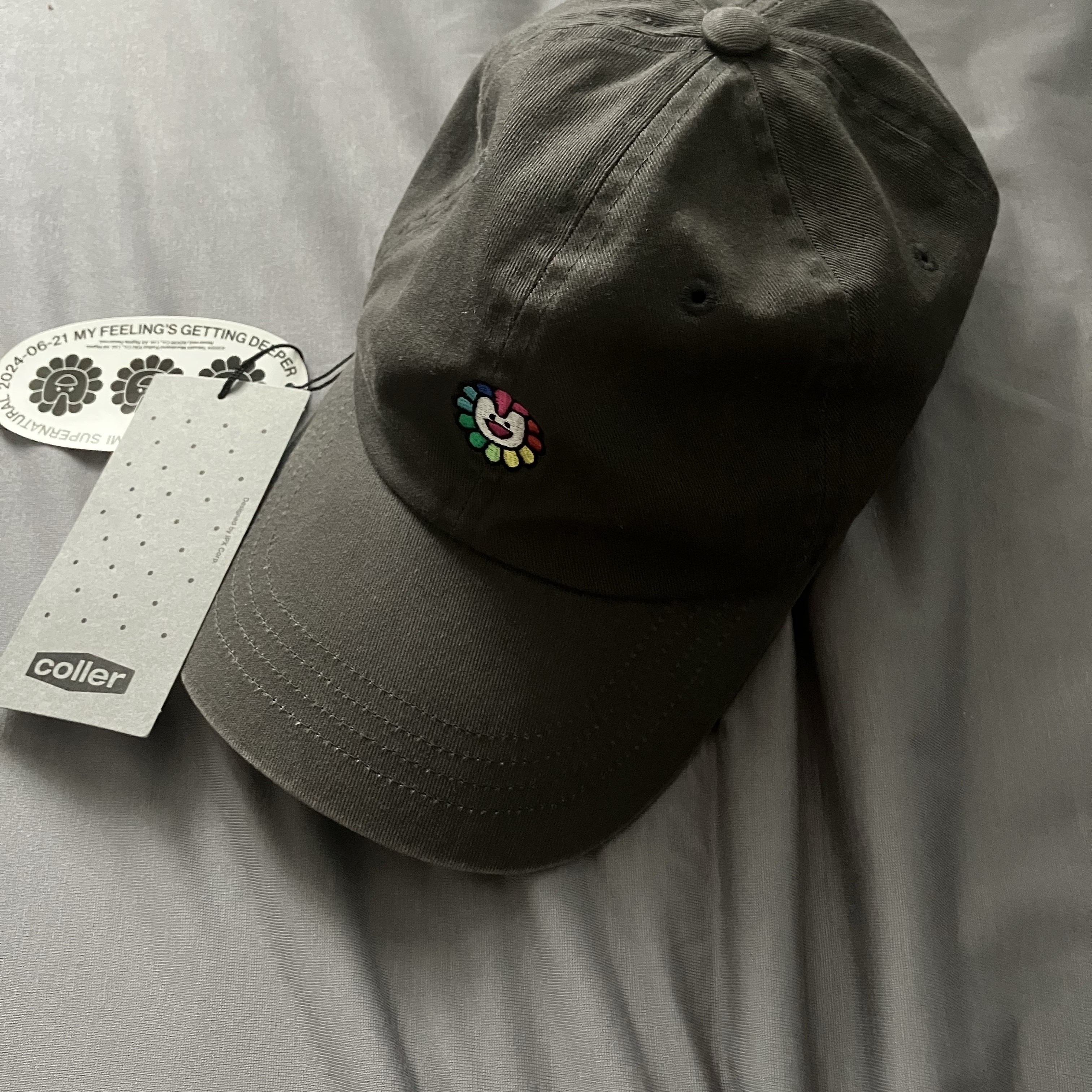 NewJeans x Murakami Baseball Cap Charcoal 착용 스타일