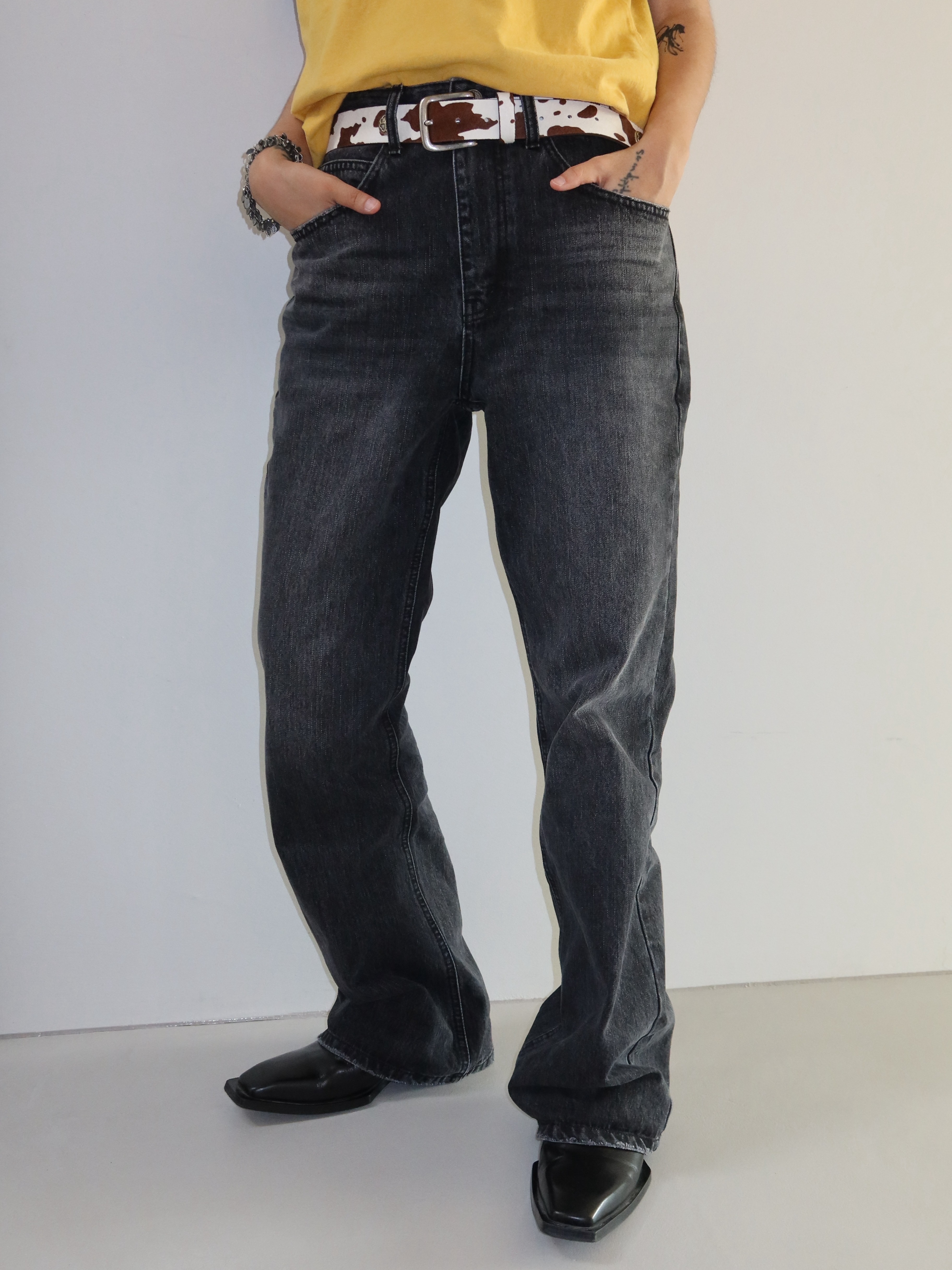 Hono Report Bell Bottom Denim Pants Black 착용 스타일 - 1