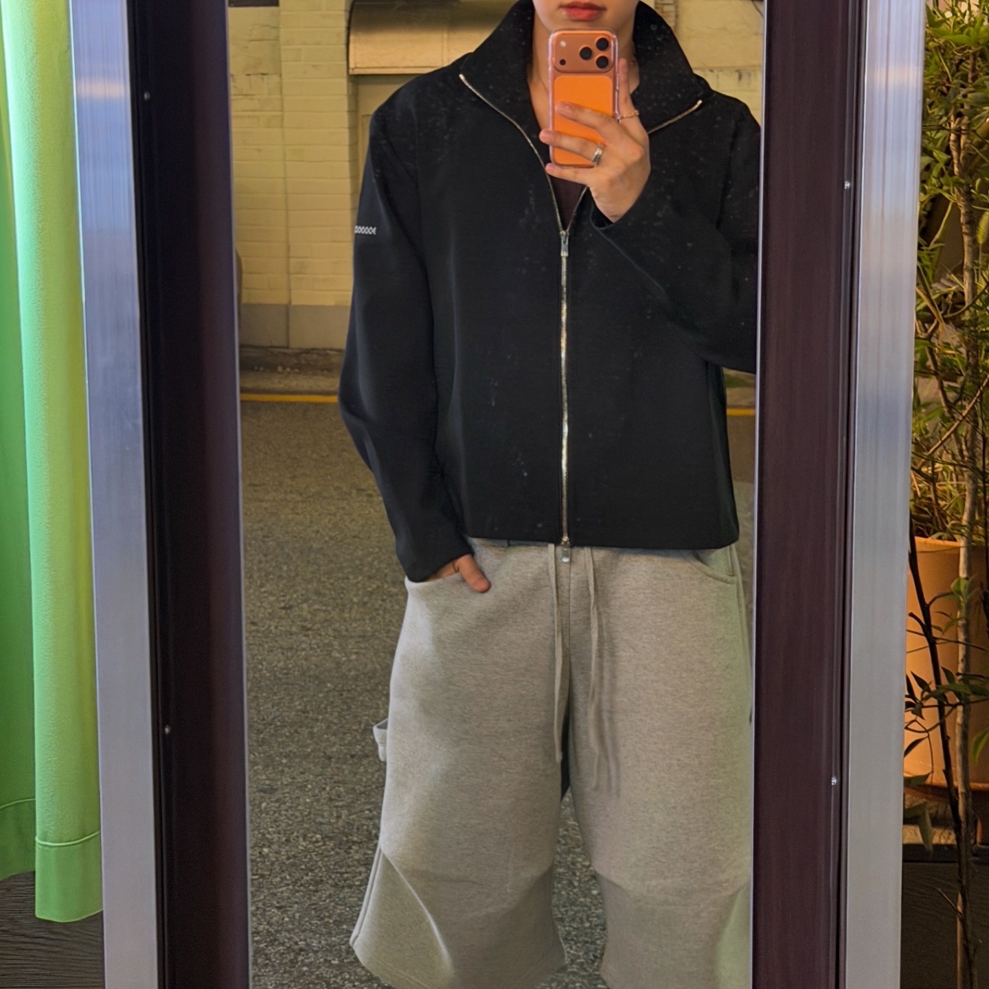 MJD x Koin Seoul Wide Carpenter Bermuda Pants Melange Grey 착용 스타일 - 5