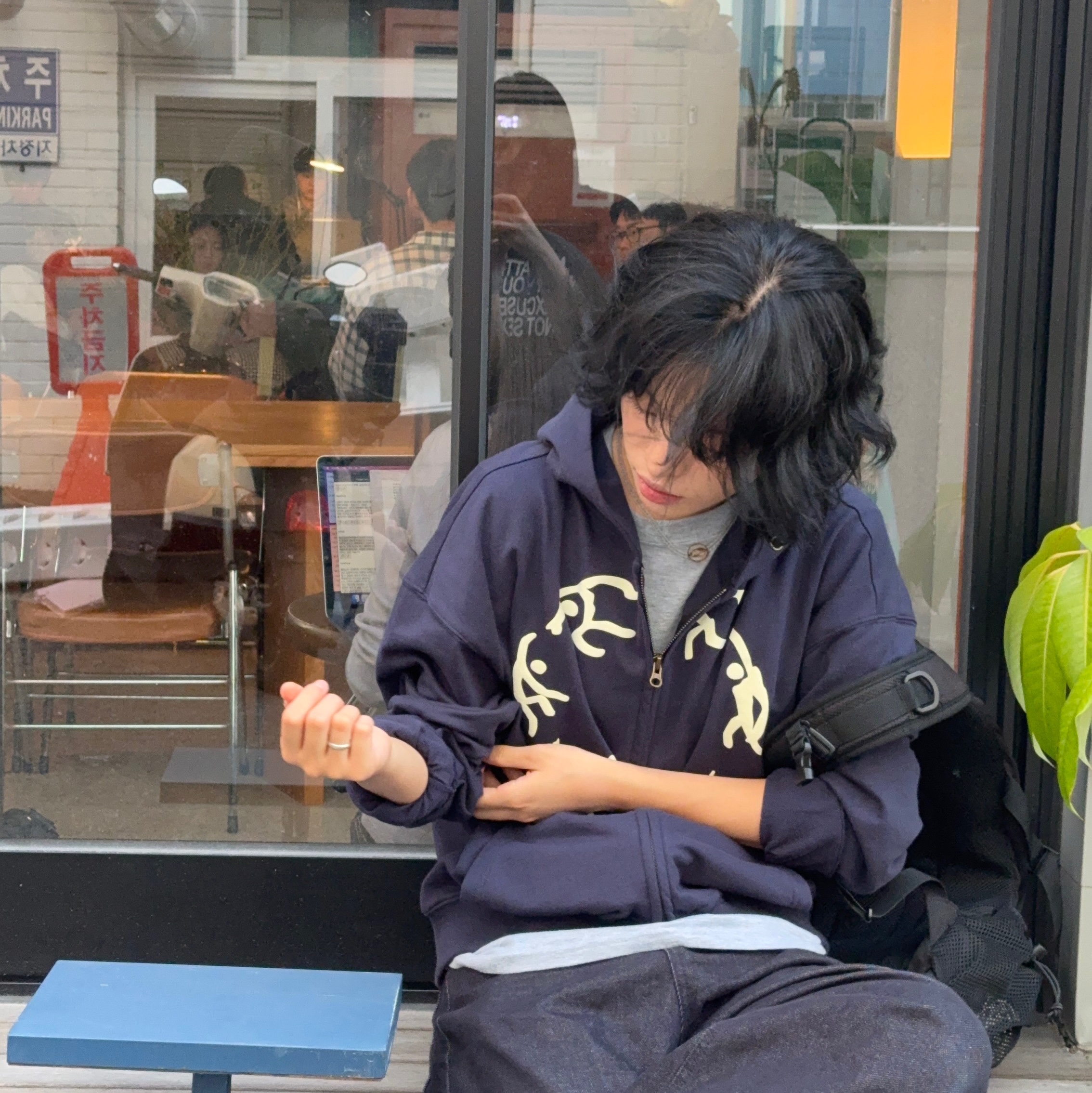AMOU Dancing Circle Crop Hoodie Zip-Up Navy, AMOU Dancing Circle Crop Hoodie Zip-Up Brown 착용 스타일 - 6