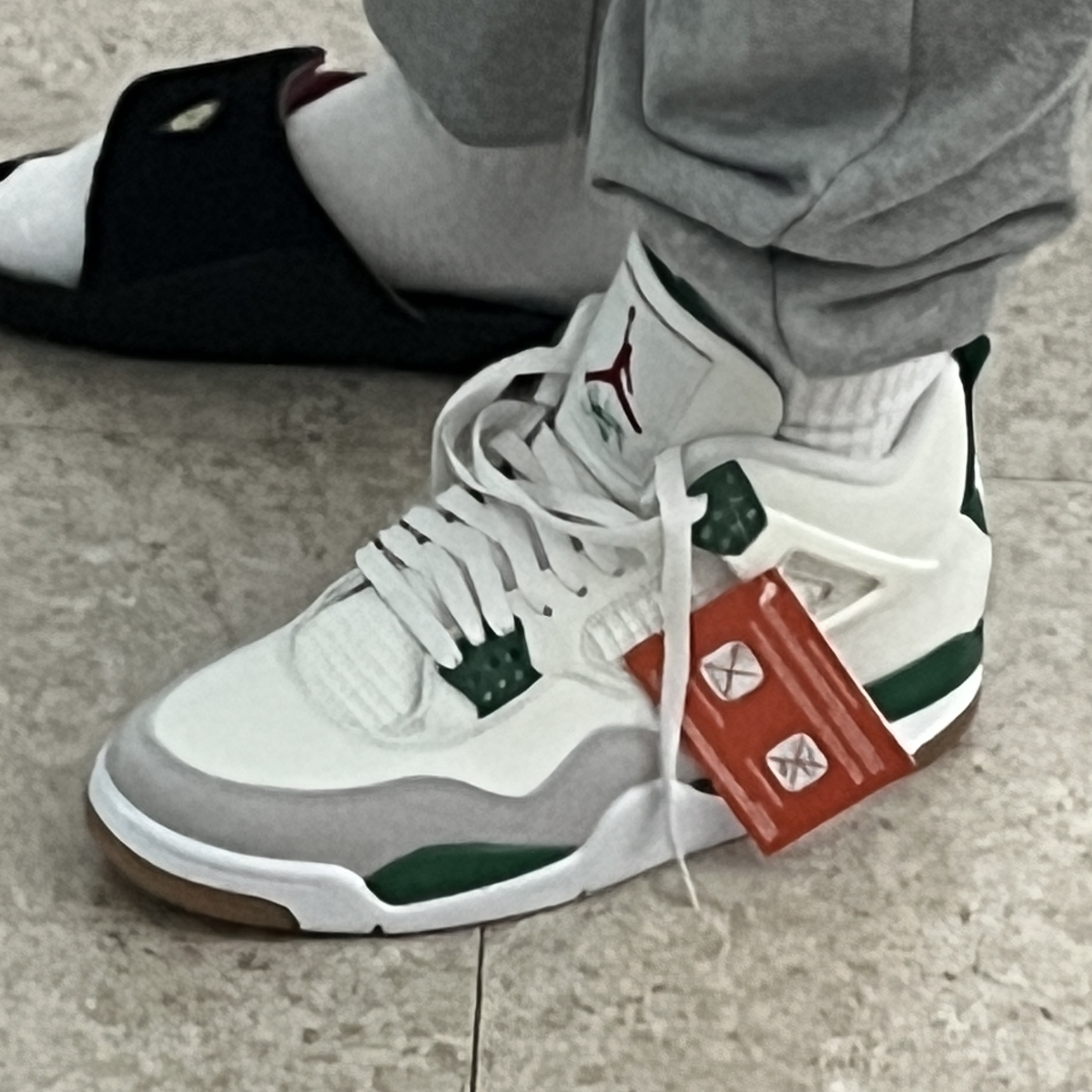 Jordan 4 x Nike SB Retro SP Pine Green 착용 스타일 - 3