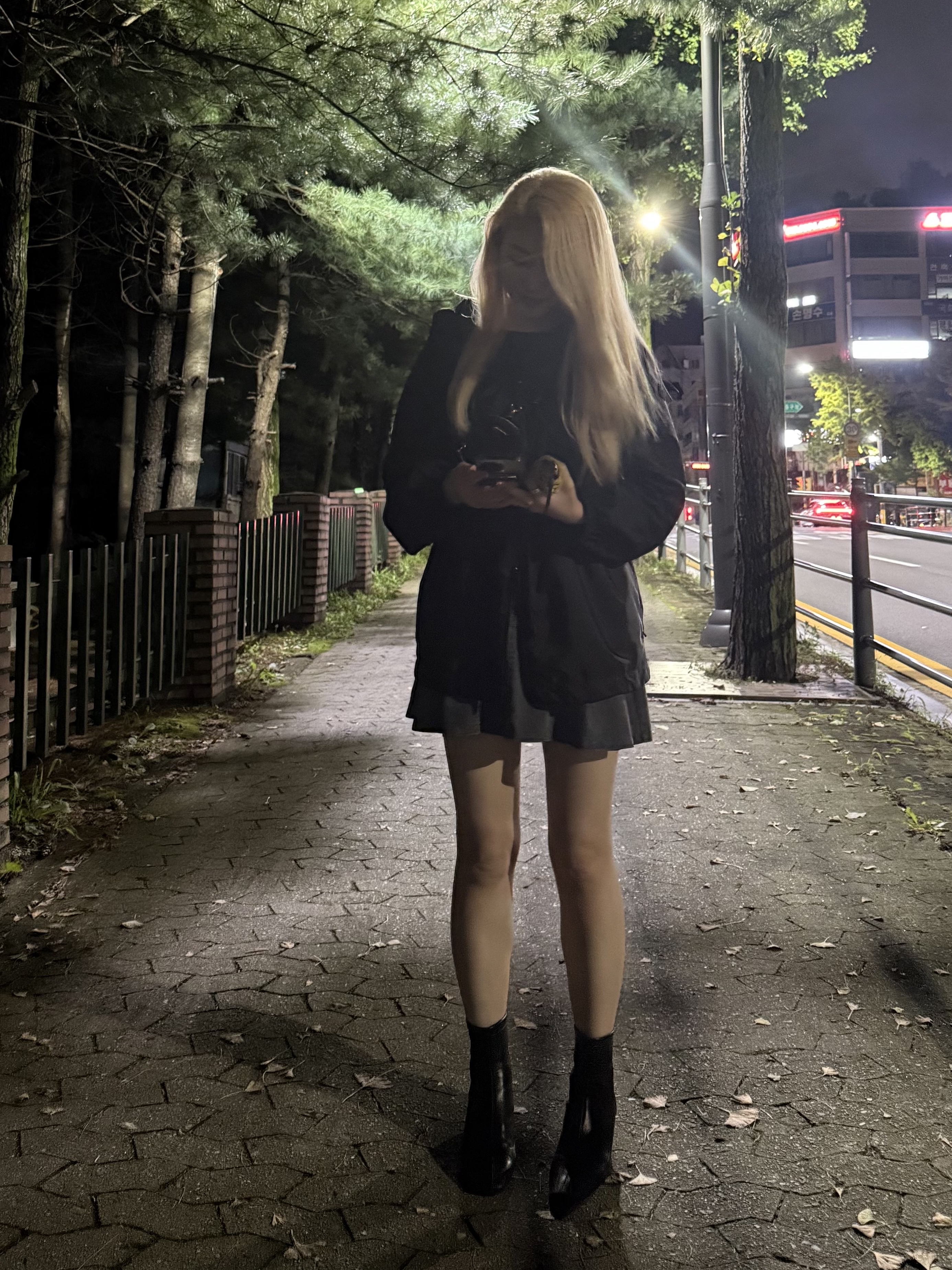 (W) Moncler Filira Hooded Jacket Black - 24SS, Prada Re-Edition 2005 Saffiano Leather Shoulder Bag Black 착용 스타일