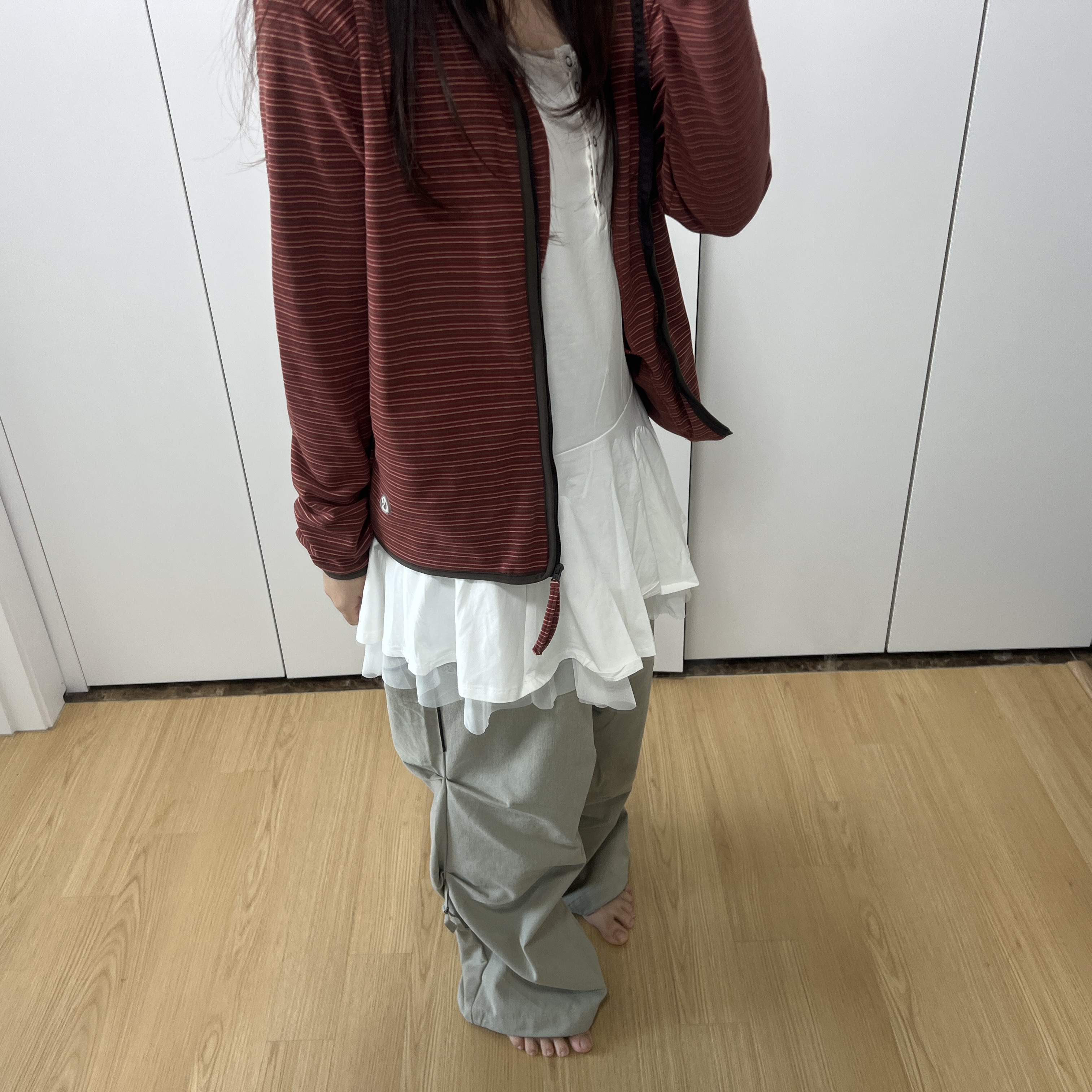 COYSEIO Stripe Fleece Hood Zip-Up Red, COYSEIO Soft Strap Line Pants Beige 착용 스타일