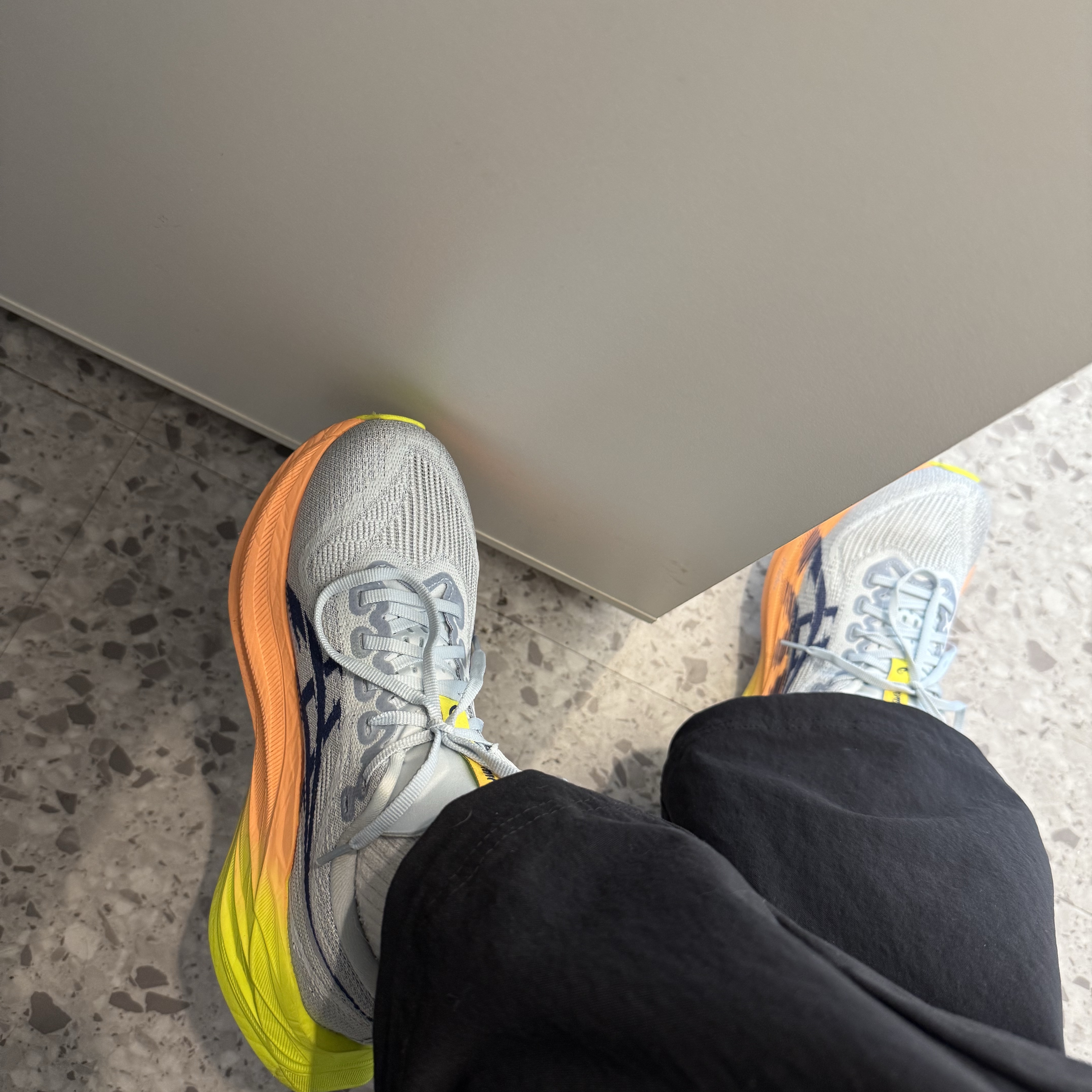 Asics Superblast 2 Paris Cool Grey Safety Yellow 착용 스타일
