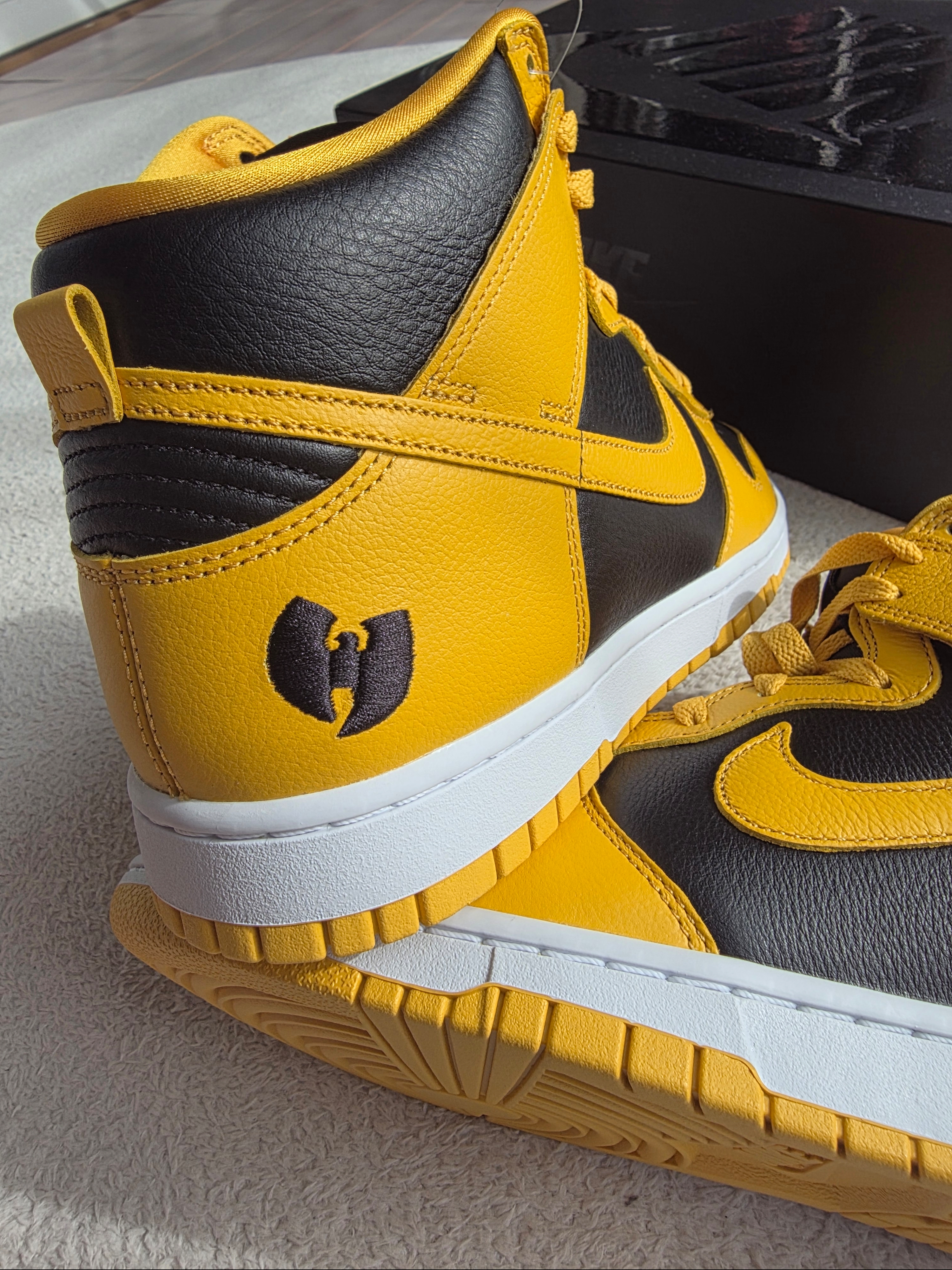 Nike Wu-Tang Clan Dunk High Black and Pollen 착용 스타일 - 2