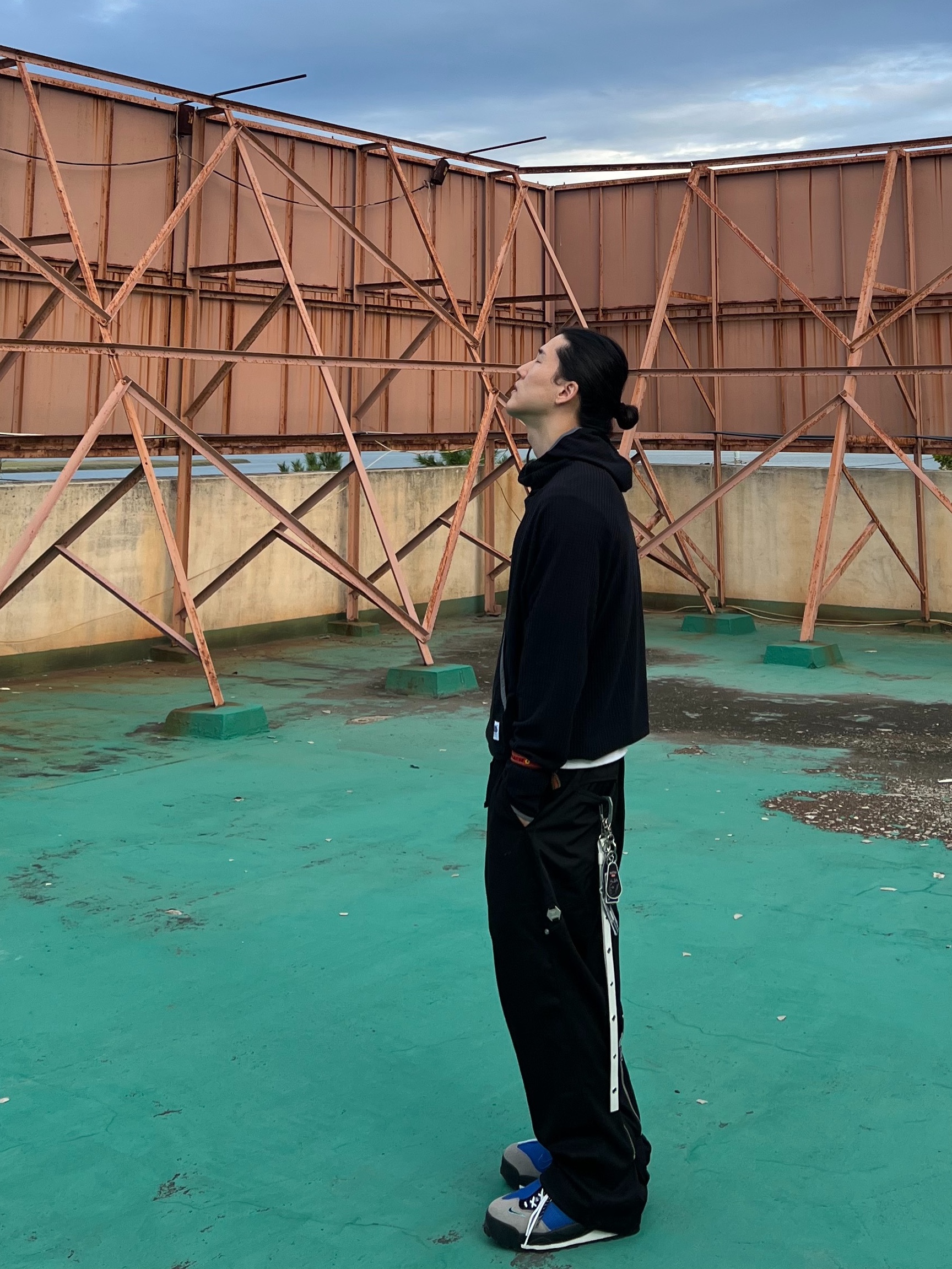 Nike x Sacai Magmascape SP Varsity Royal, Undermycar x Ohhyunseog Boltume.5 Hardware Cargo Pocket Wide Pants Turbo Black - 22FW 착용 스타일 - 3