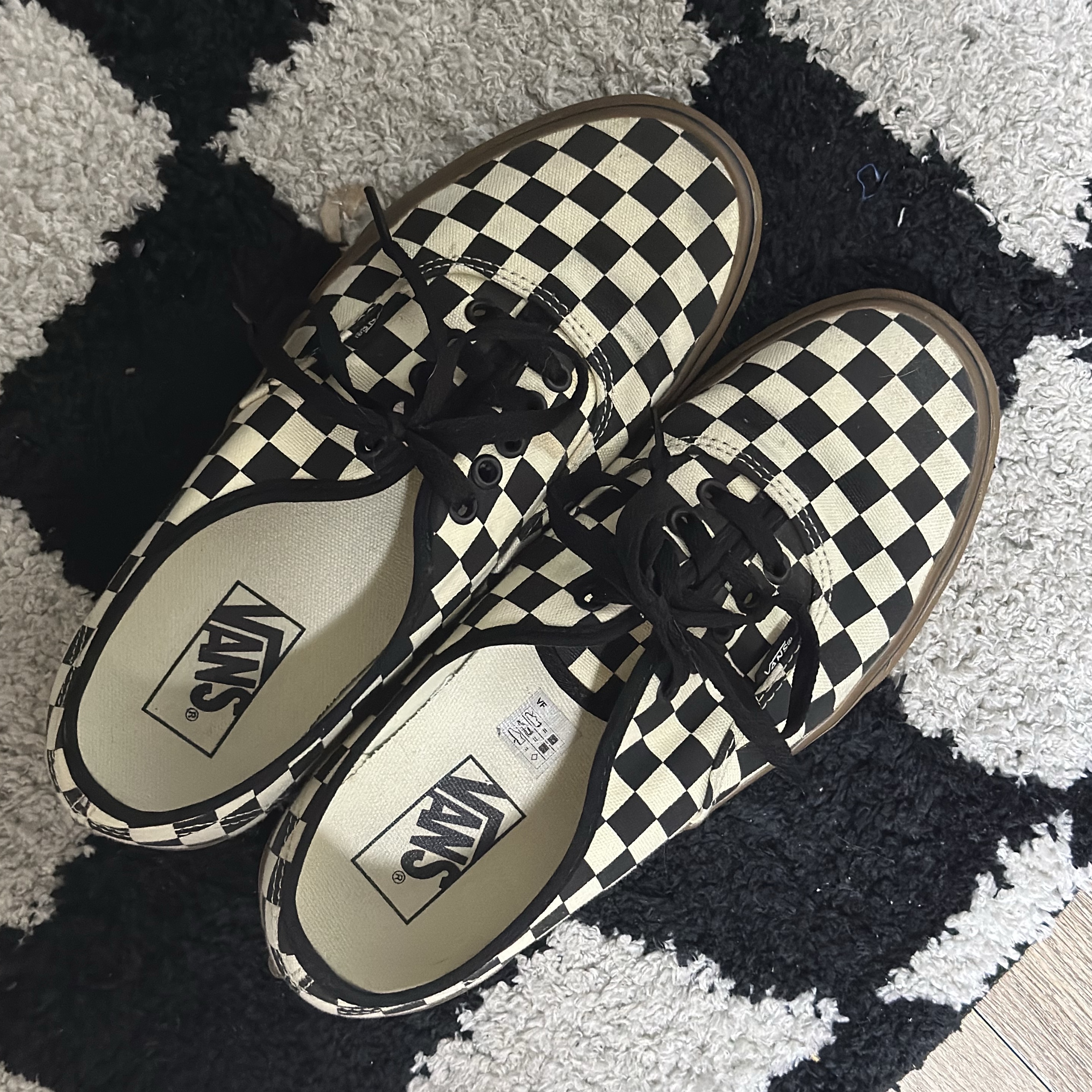 Vans Authentic Checkerboard Black White Gum 착용 스타일