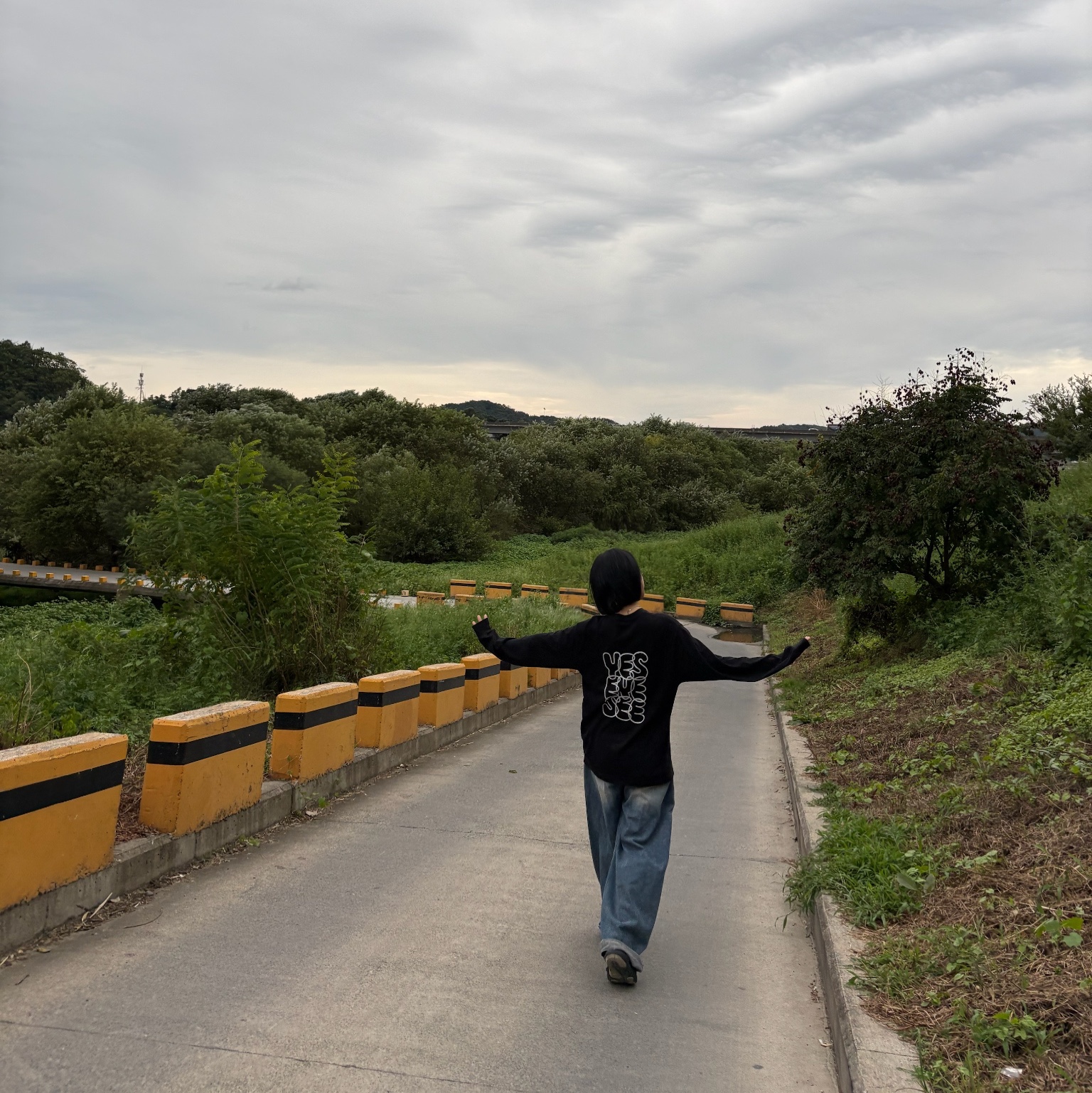 YESEYESEE C-Logo L/S Black 착용 스타일 - 2