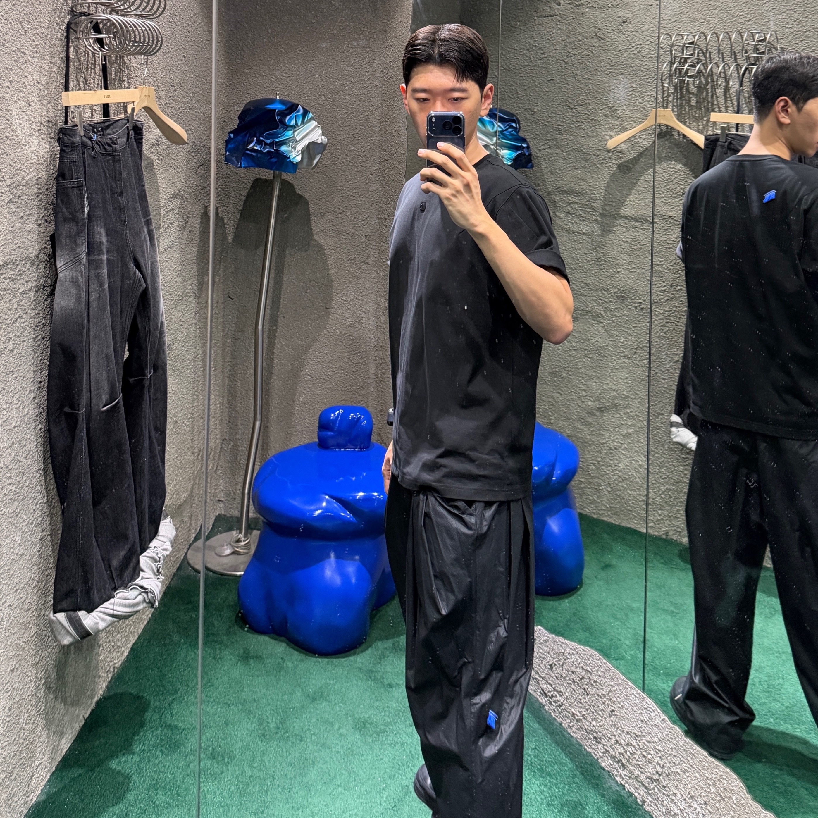 Apple iPhone 17 Pro 256GB Deep Blue, Ader Error Tetraight T-Shirt Product 52 Noir 착용 스타일