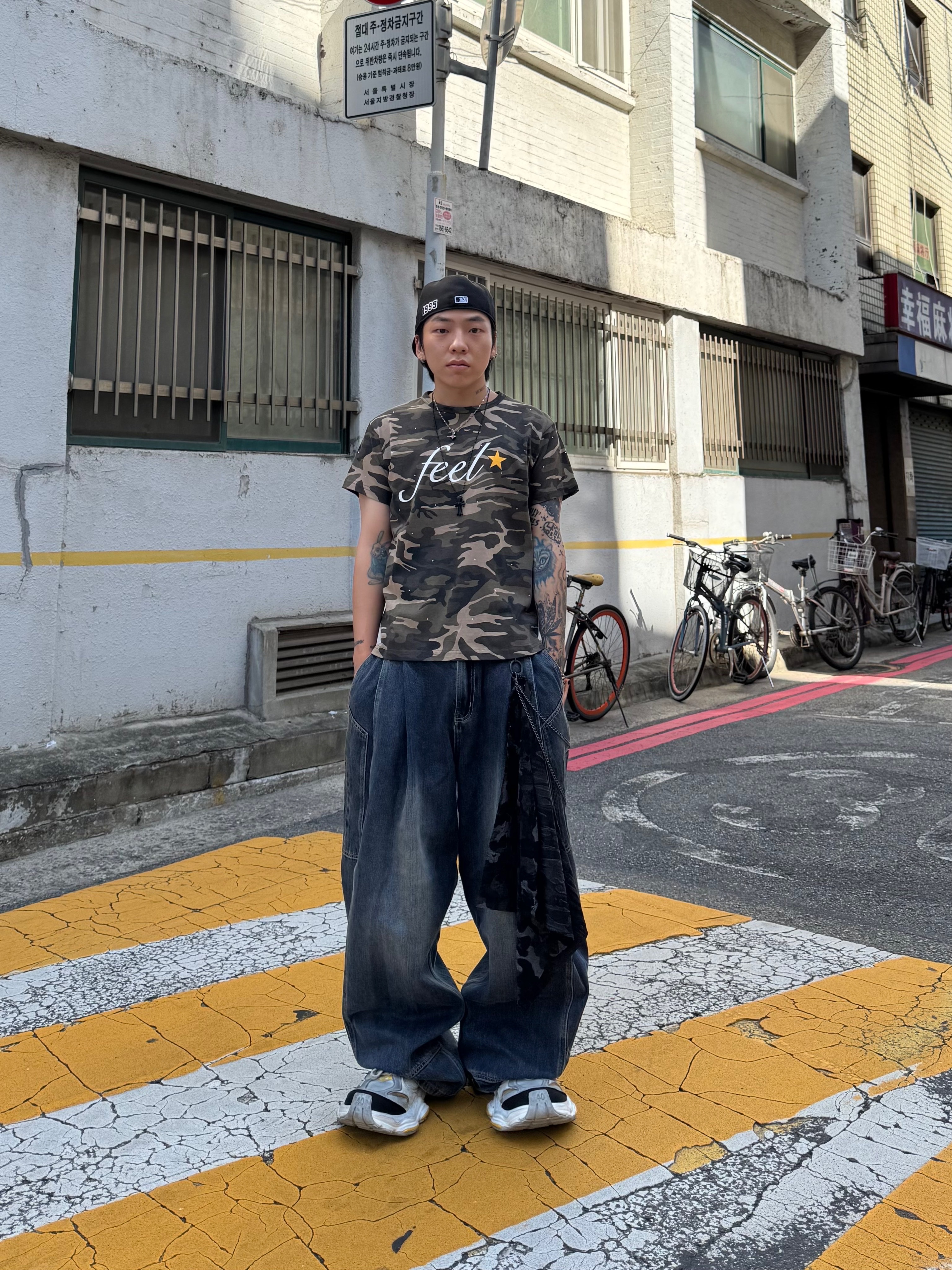 Balenciaga Cargo Sneakers Grey Black Yellow 착용 스타일 - 7