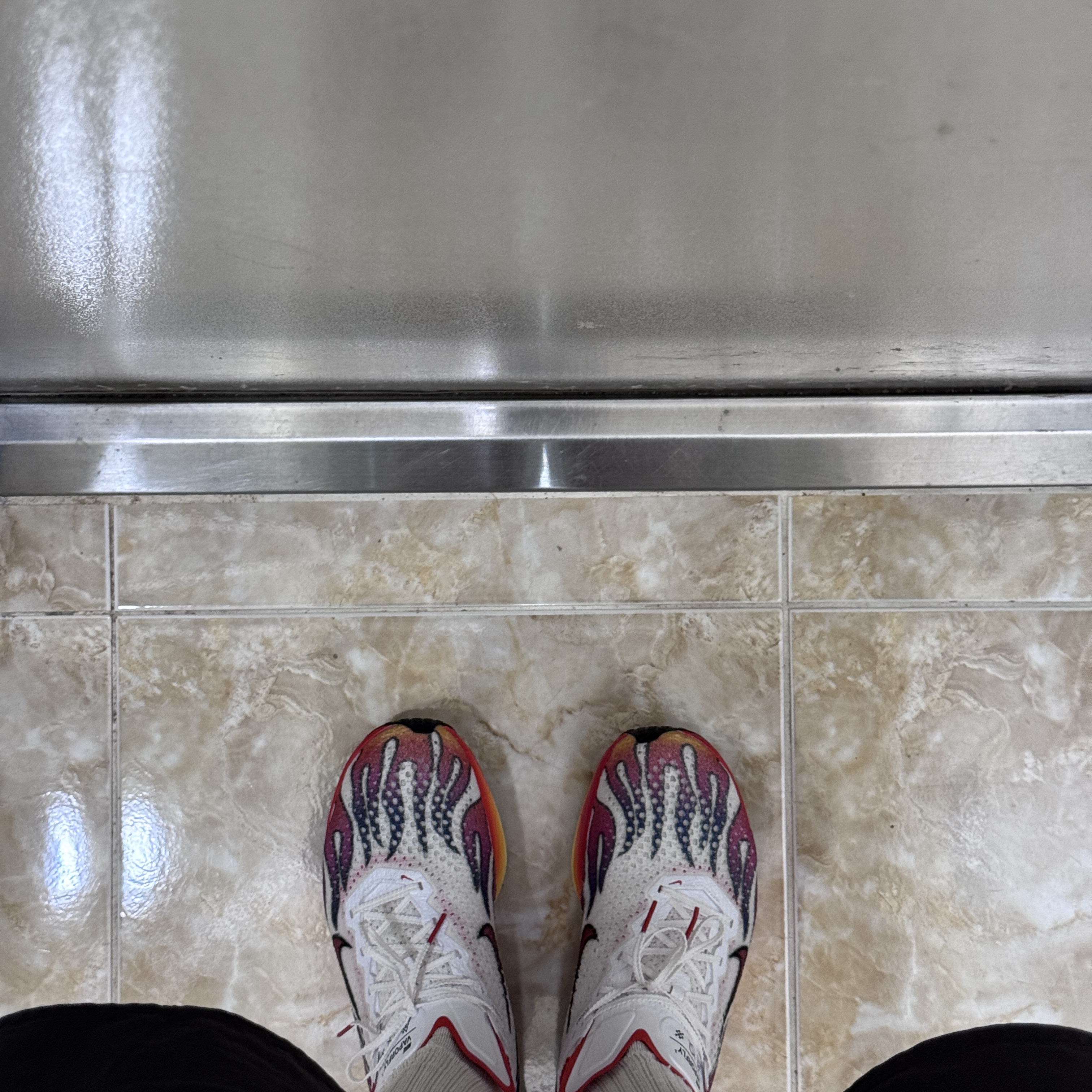 Nike ZoomX Vaporfly Next% 3 PRM White Habanero Red 착용 스타일 - 3