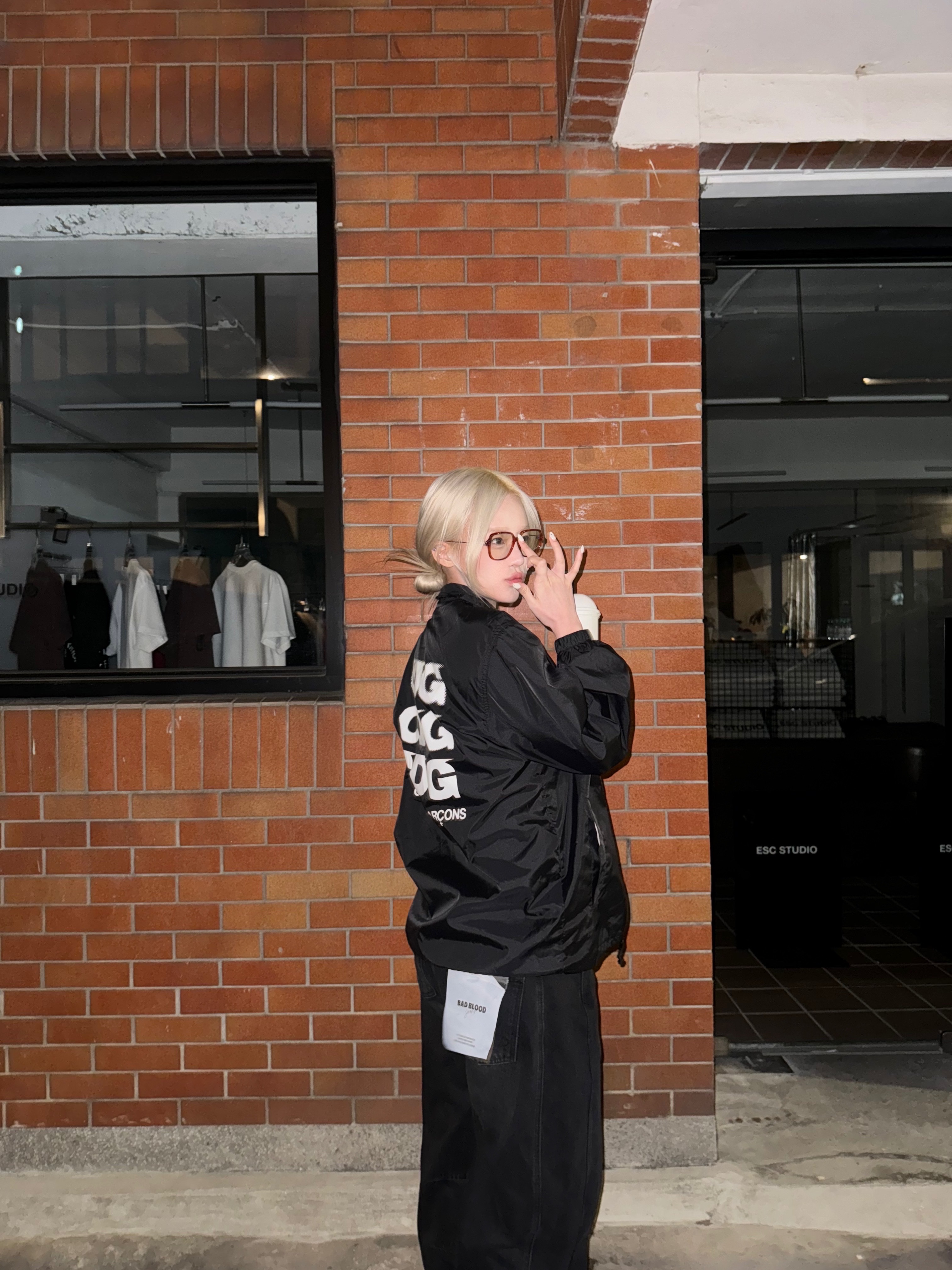 CDG Logo Coach Jacket Black 착용 스타일 - 2