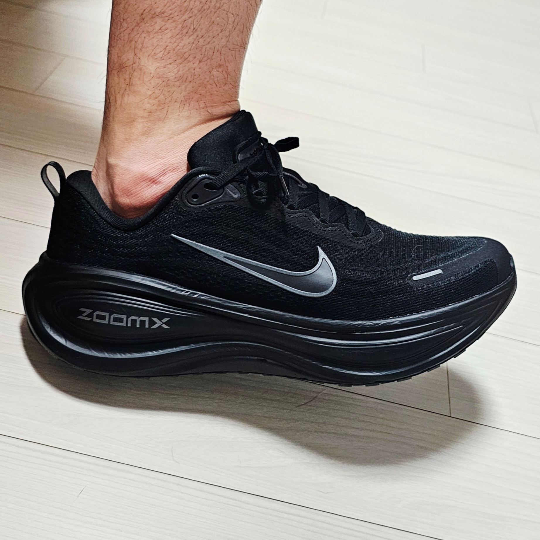 Nike Vomero Plus Black Metallic Dark Grey 착용 스타일