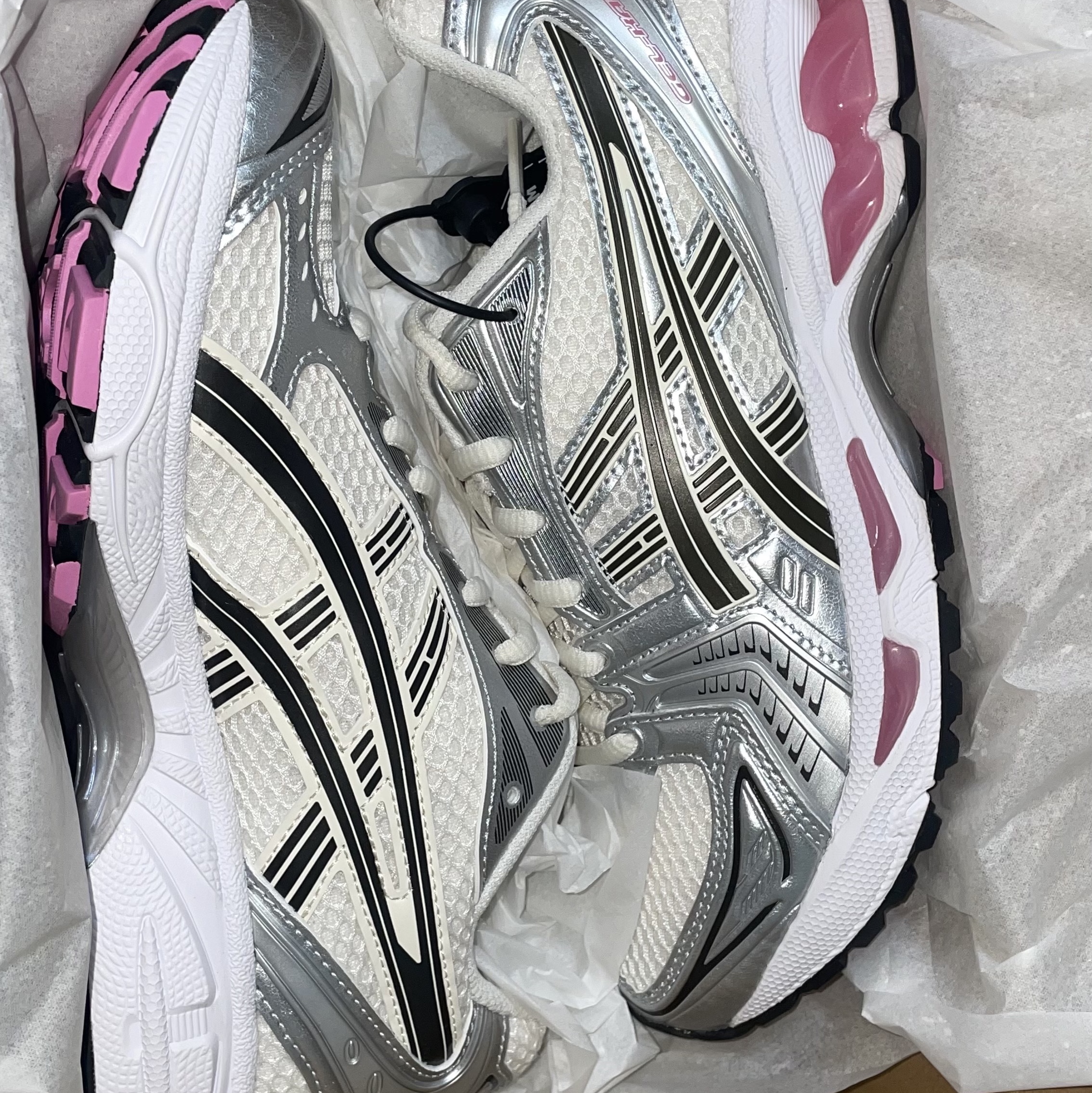 Asics Gel-Kayano 14 Cream Sweet Pink 착용 스타일