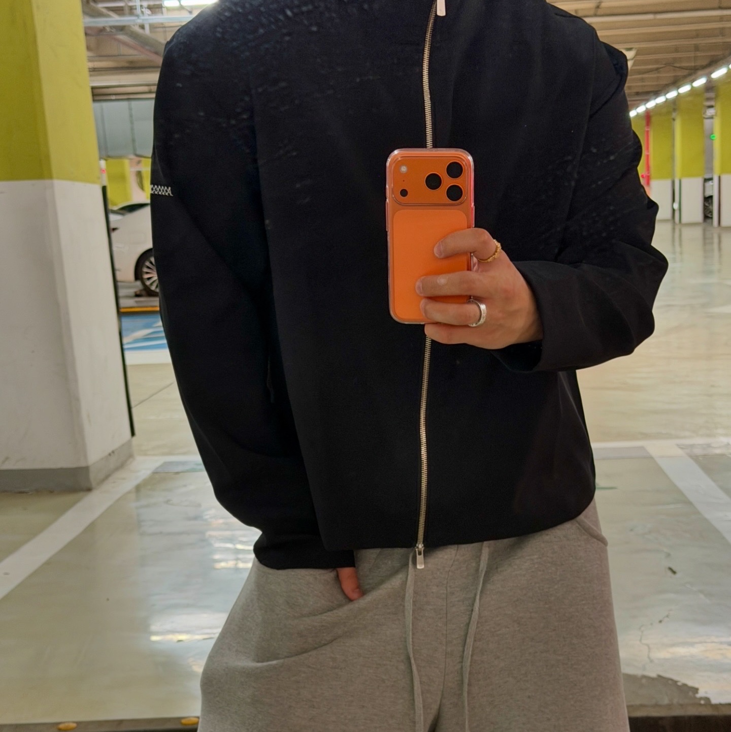 MJD x Koin Seoul Wide Carpenter Bermuda Pants Melange Grey 착용 스타일 - 4