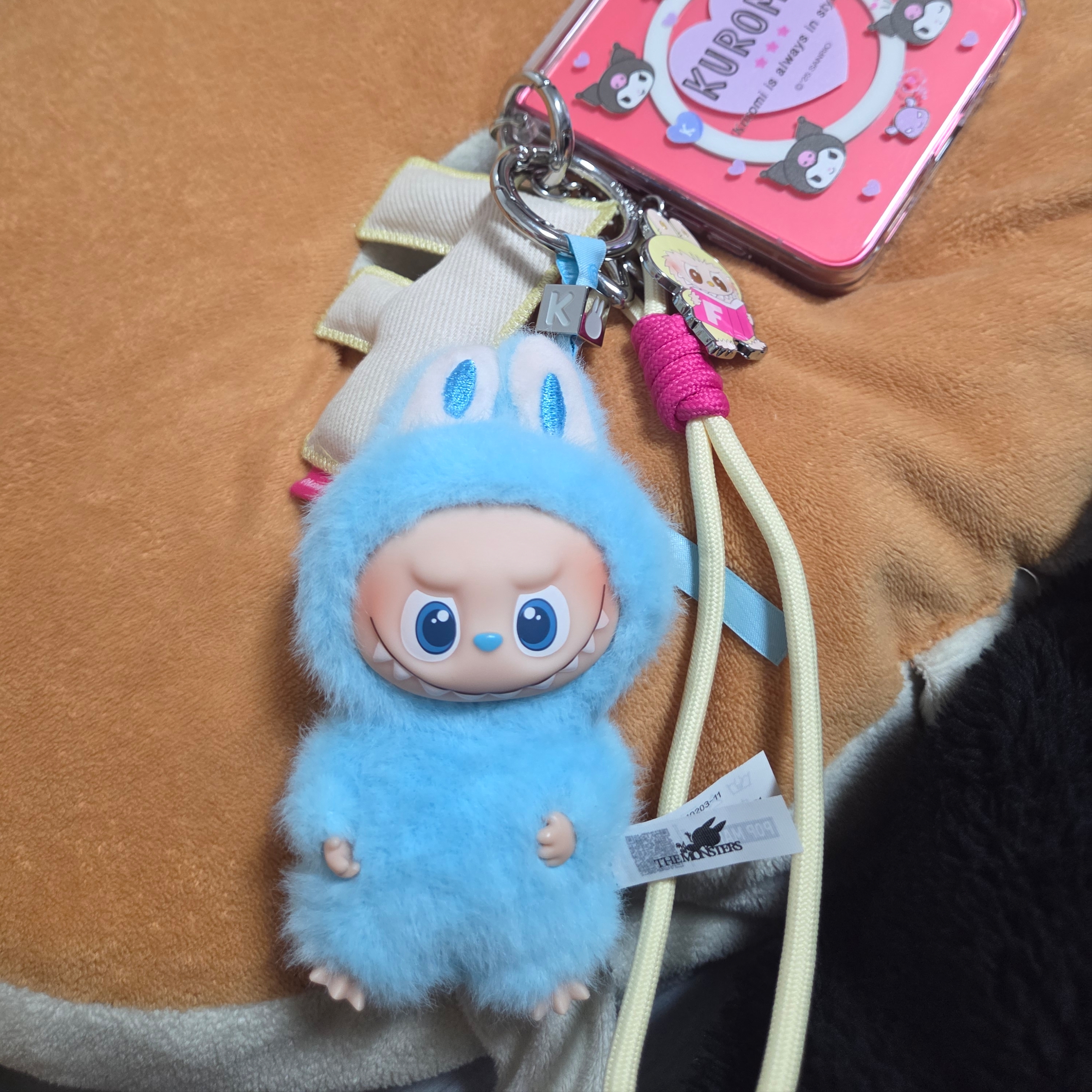 Pop Mart Labubu The Monsters Pin For Love Series Vinyl Plush Pendant Sealed Case (A-M) (1 Blind Box) 착용 스타일