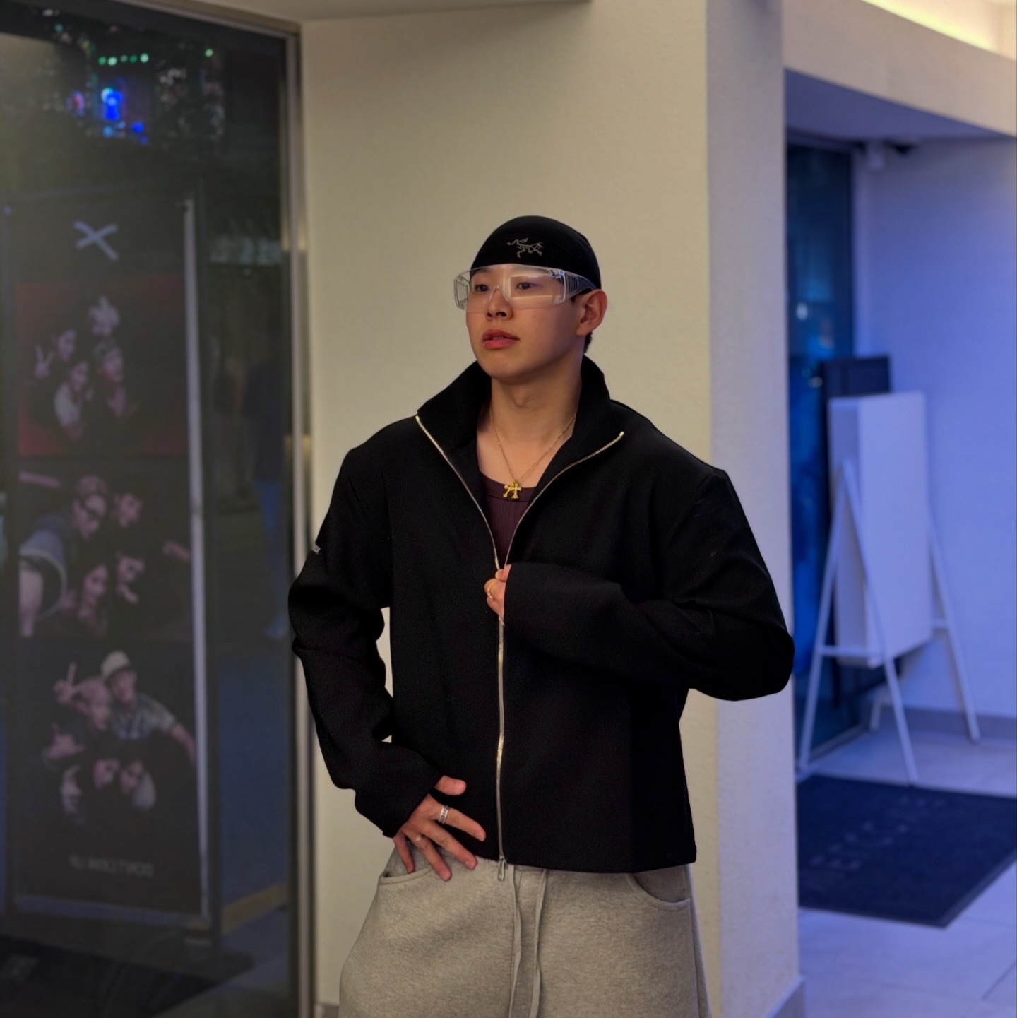 MJD x Koin Seoul Wide Carpenter Bermuda Pants Melange Grey 착용 스타일 - 2