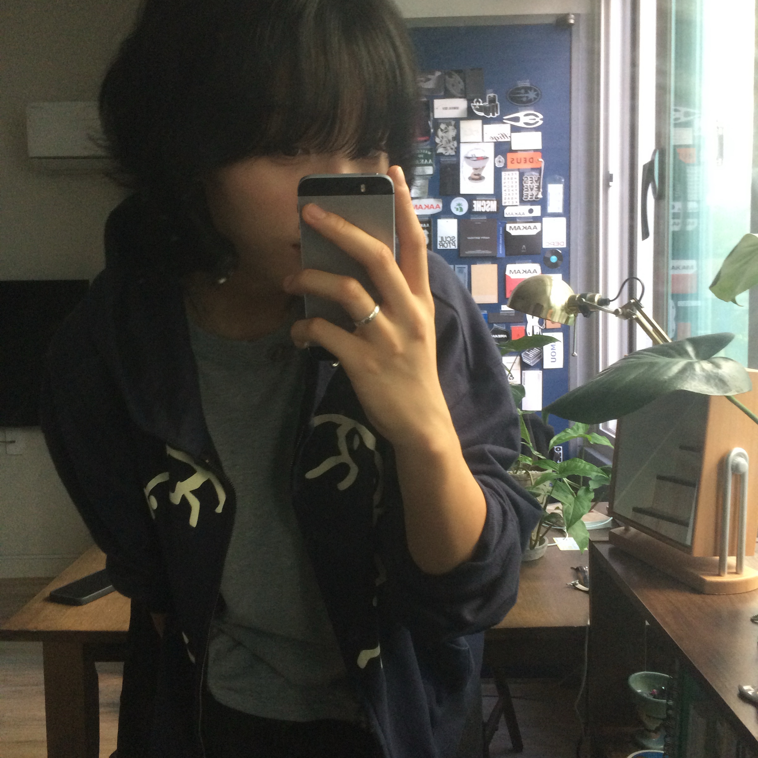 AMOU Dancing Circle Crop Hoodie Zip-Up Navy, AMOU Dancing Circle Crop Hoodie Zip-Up Brown 착용 스타일 - 2