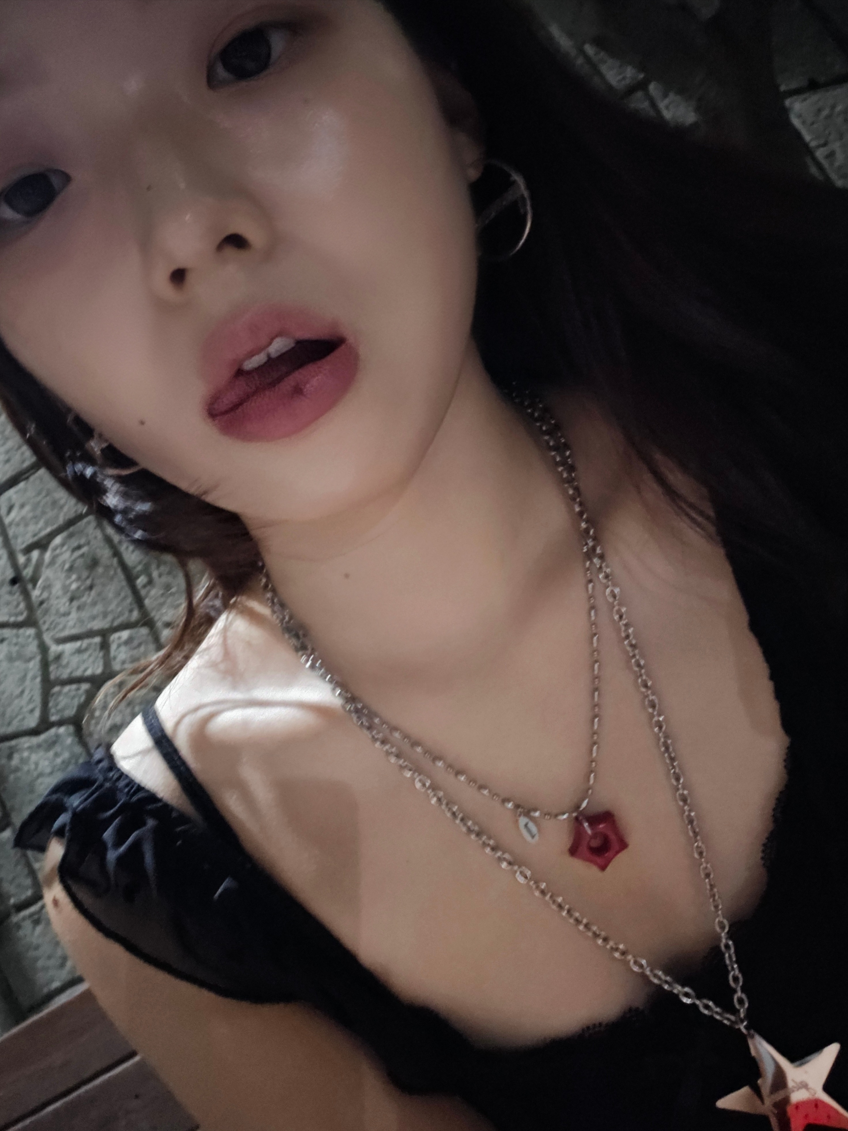 Gleameep Gleaming Little Star Necklace Red 착용 스타일 - 1