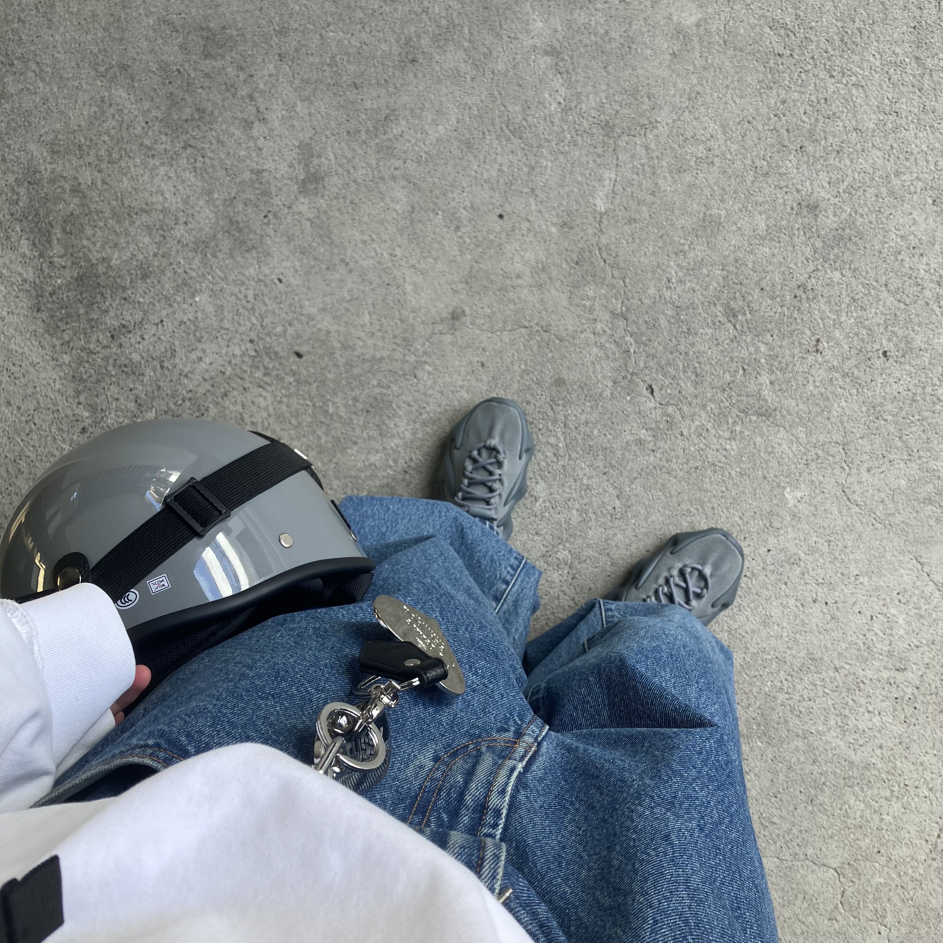Adidas Yeezy 450 Stone Marine, Vivienne Westwood Mirror Heart Orb Keyring Black 착용 스타일 - 1