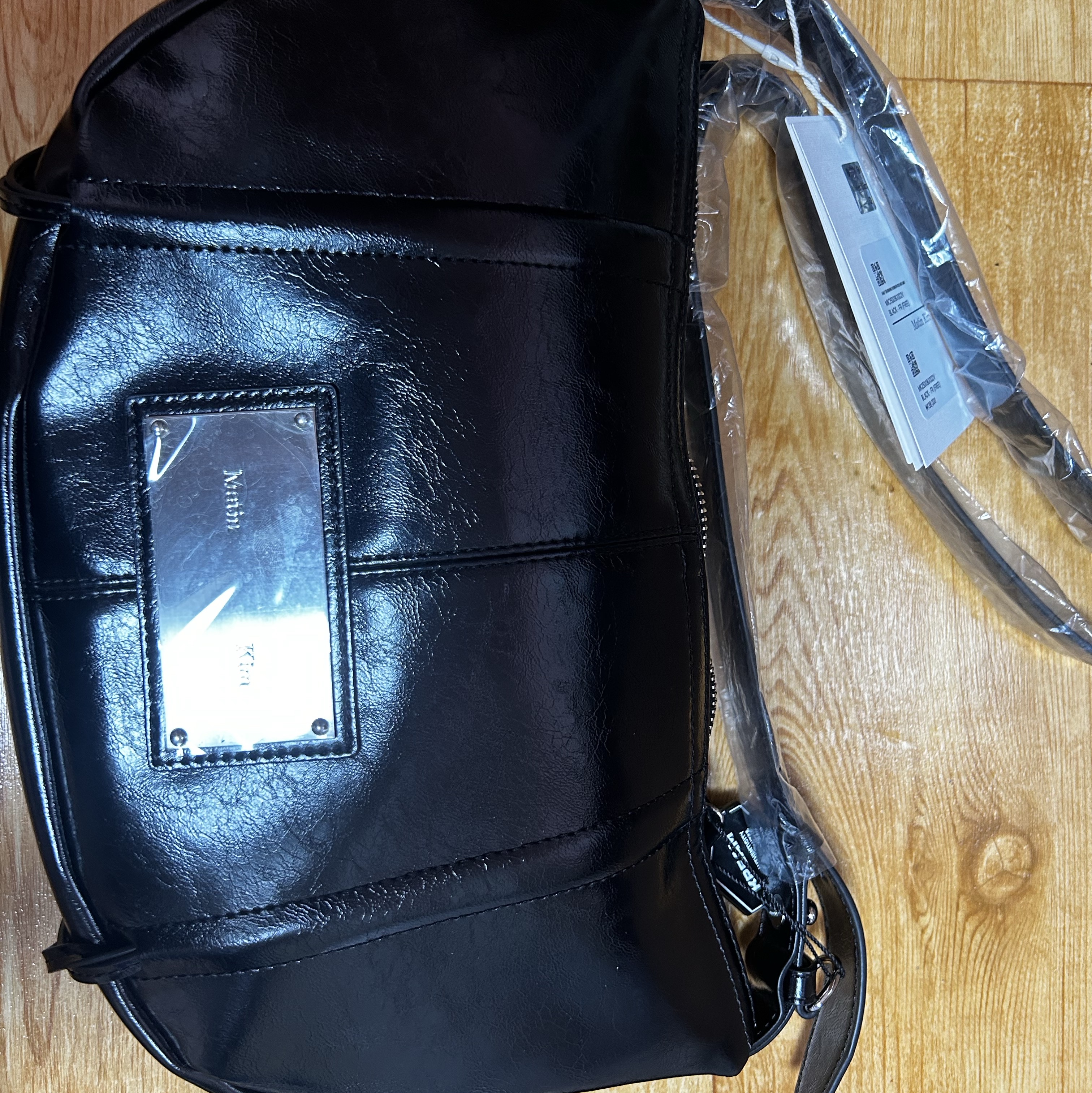 Matin Kim Half Shirring Ribbon Round Bag Black 착용 스타일