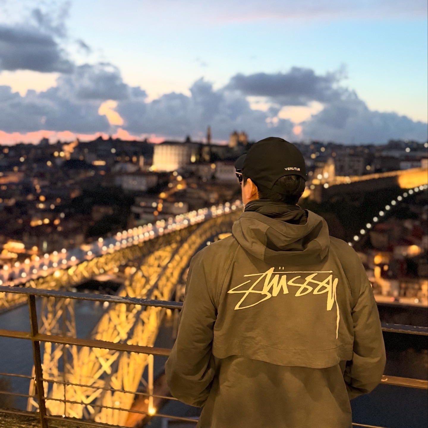 Stussy Wave Dye Beach Shell Jacket Black 착용 스타일 - 1