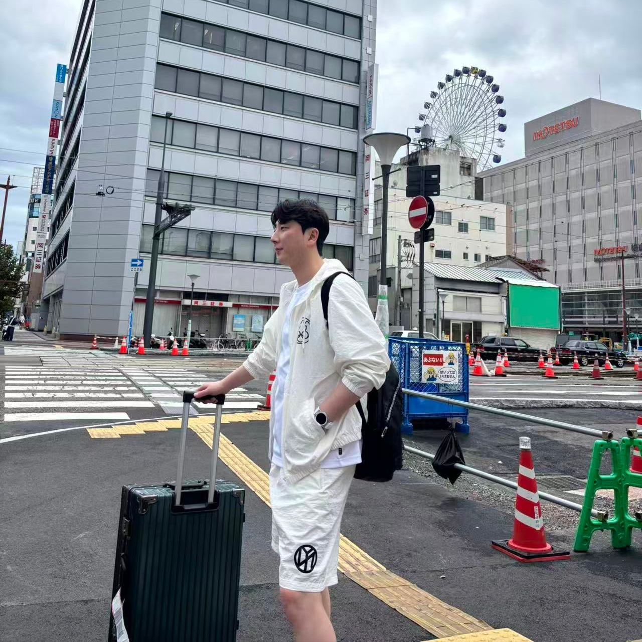 Yeezy x Gosha Rubchinskiy Vulture WB-01 Jacket White, Yeezy x Gosha Rubchinskiy Vulture SH-01 Shorts White 착용 스타일
