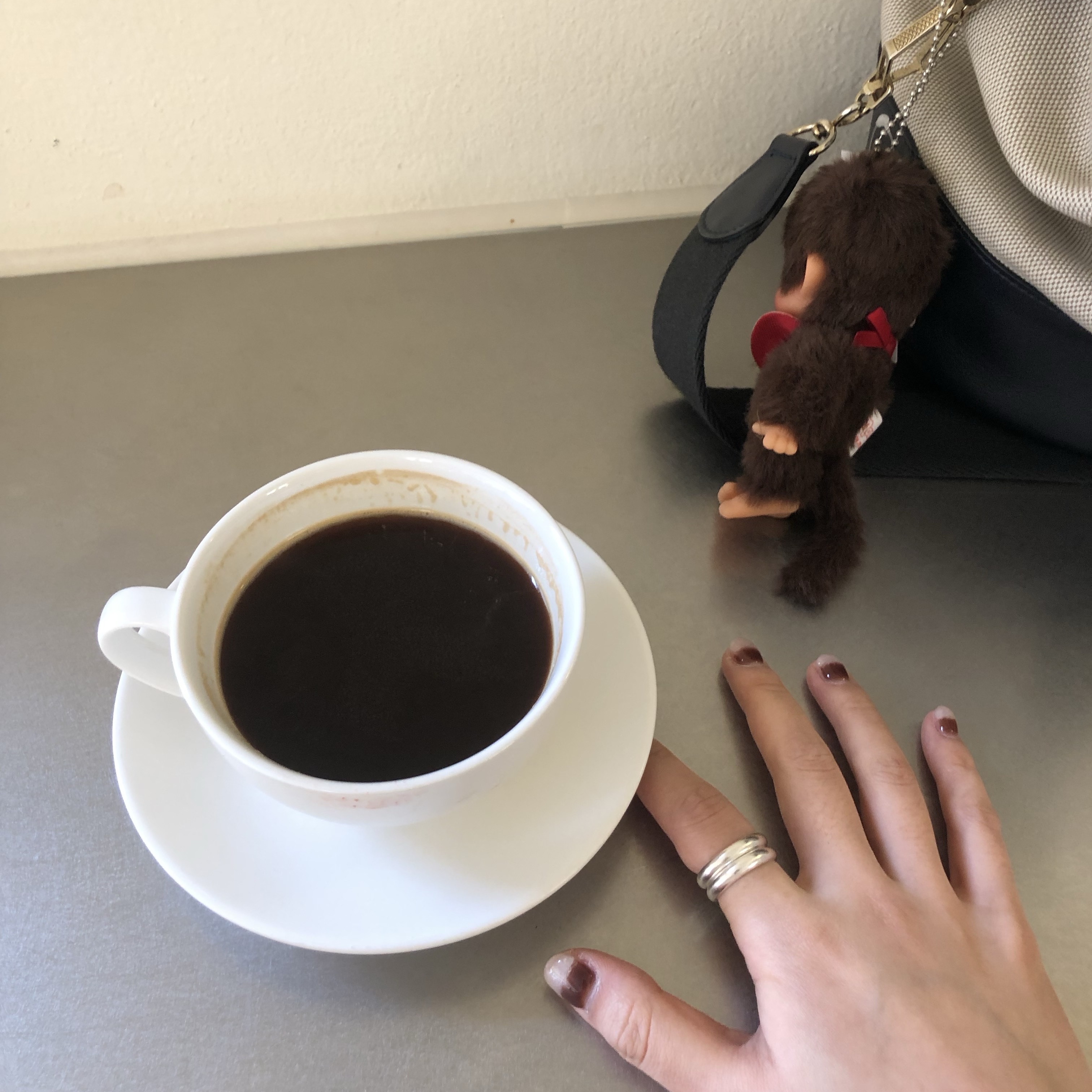 Monchhichi SS Girl Key Chain Brown, Lemaire Crossbody Croissant Coin Purse Soft Grained Leather Black 착용 스타일 - 1