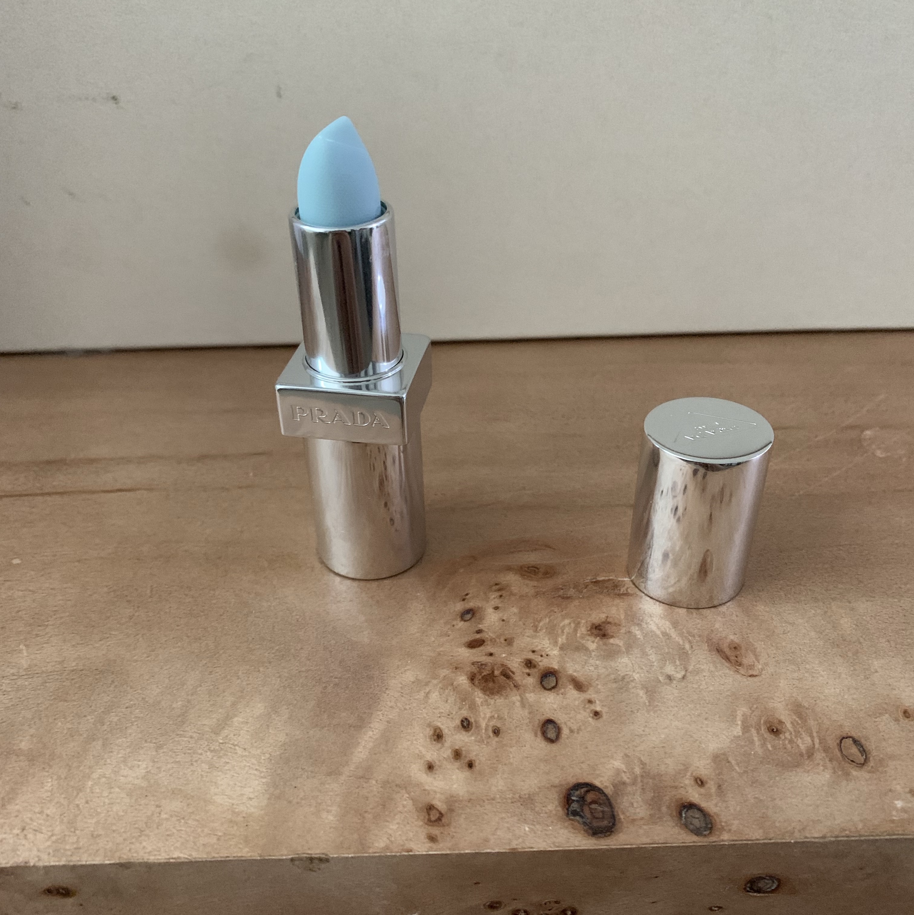 Prada Blushing Care Lip Balm U001 Astral Pink 착용 스타일 - 2