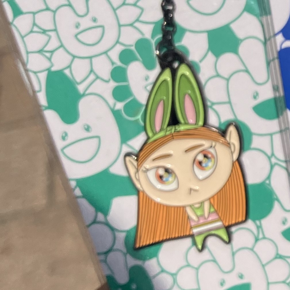 NewJeans x Murakami Metal Keyring Haerin Green 착용 스타일
