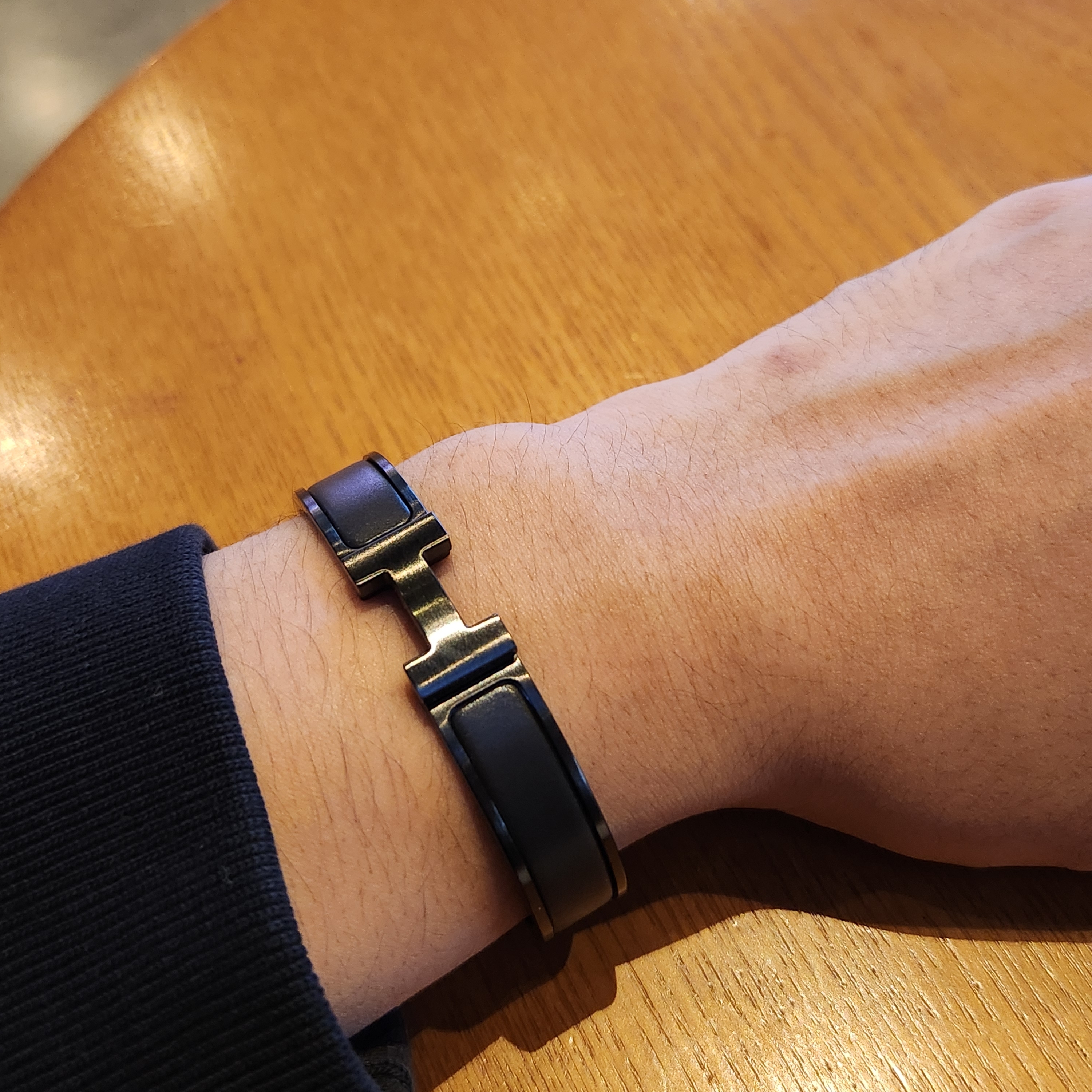 Hermes Clic HH Bracelet So Black & Noir Mat 착용 스타일