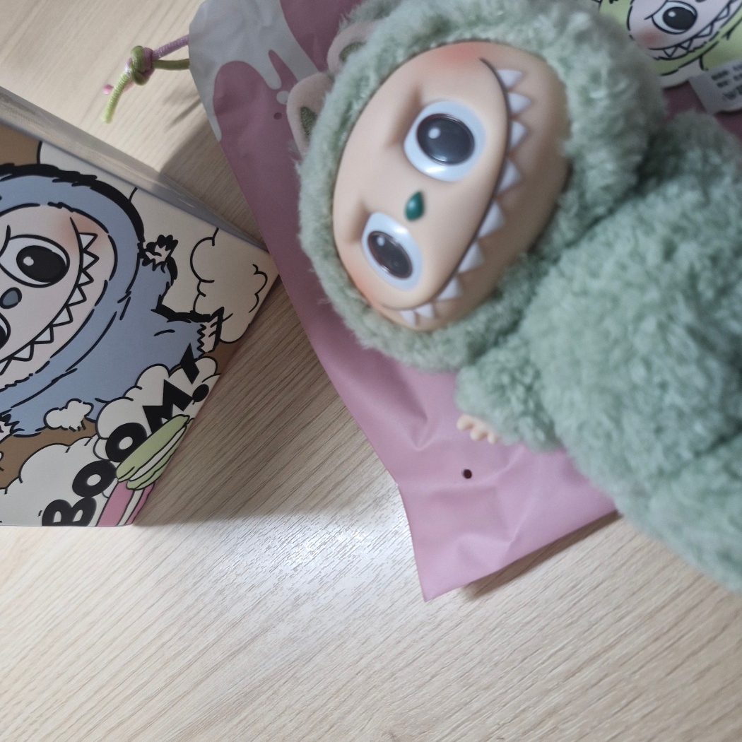 Pop Mart The Monsters Labubu Tasty Macarons Series Sealed Case (1 Blind Box) 착용 스타일