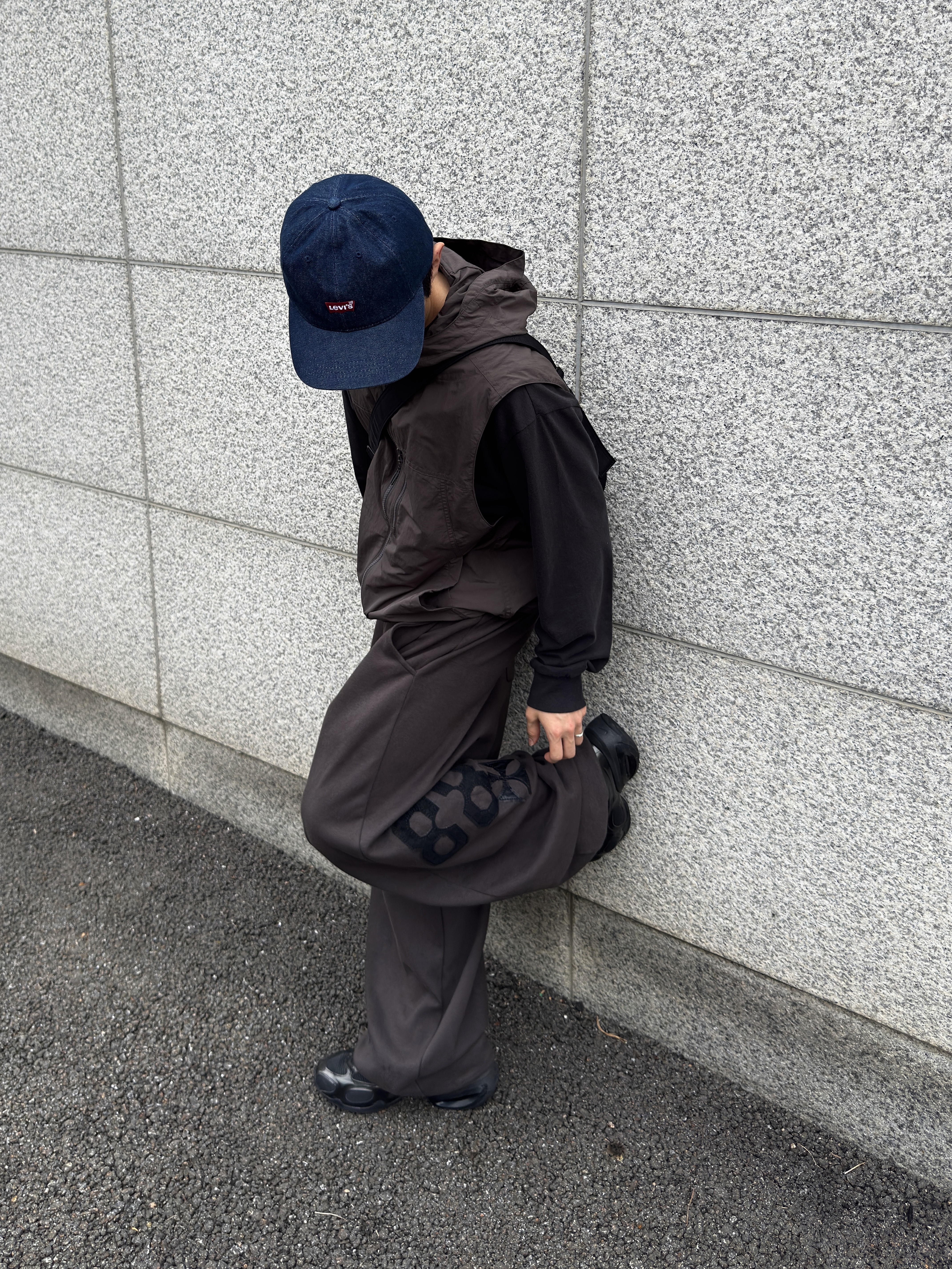 Levi's x Oasis Supersonic Long Sleeve T-Shirt Black, (W) Nike Air Max Muse Triple Black 착용 스타일 - 1