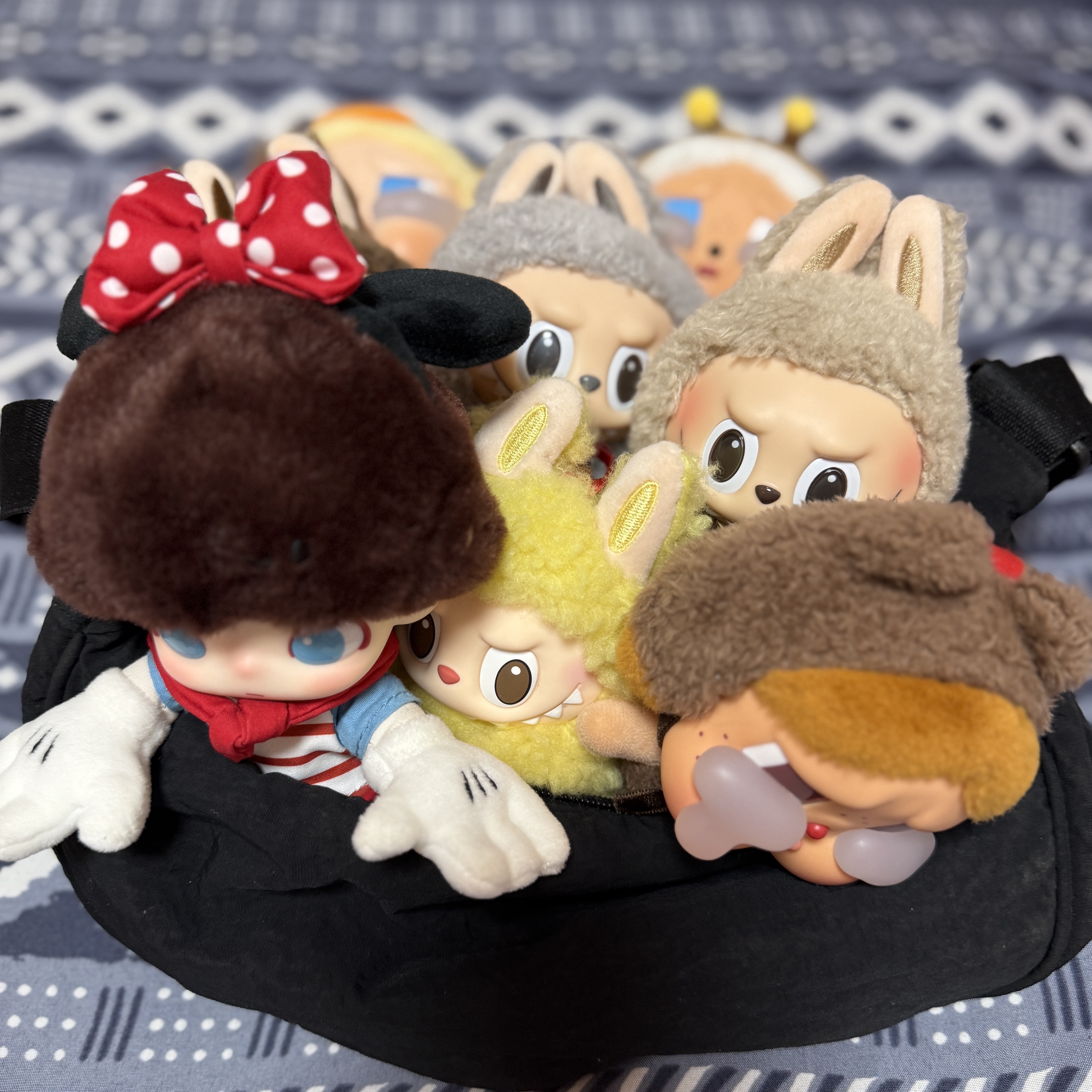 Pop Mart Hirono Bear Vinyl Plush Doll, Pop Mart Labubu The Monsters Wacky Mart Series Earphone Case 착용 스타일 - 3