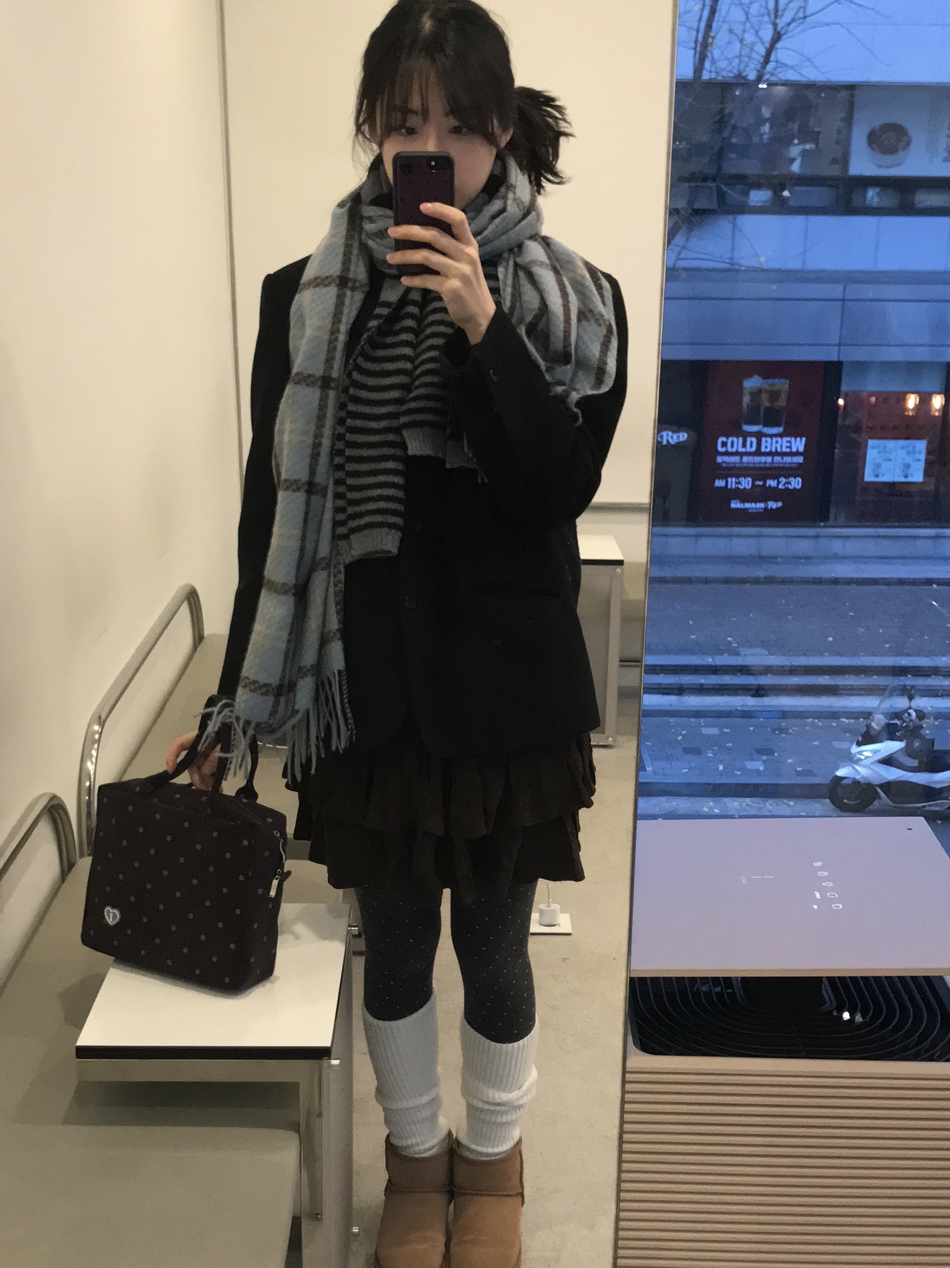 Isummerly Milk Bag Brown 착용 스타일 - 3