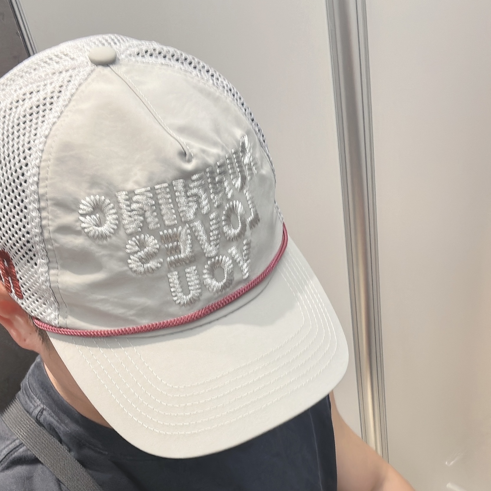 Alex Zono Running Loves You Trucker Hat Silver 착용 스타일