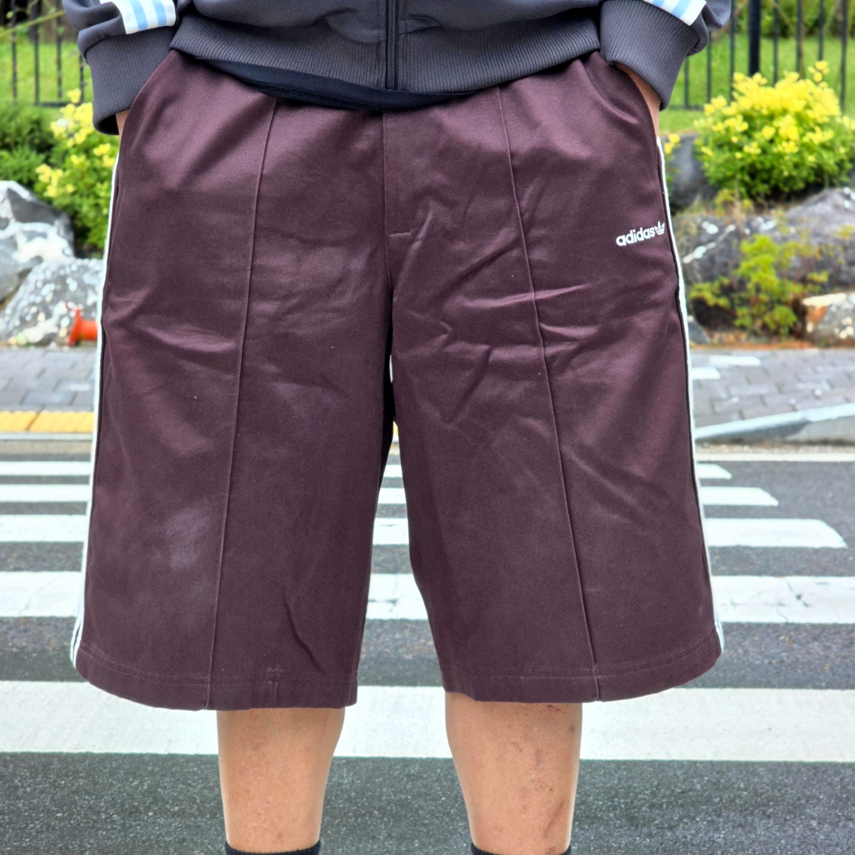 Adidas 80s Loose Buttoned 3-Stripes 11 Inch Bermuda Shorts Shadow Brown - KR Sizing 착용 스타일
