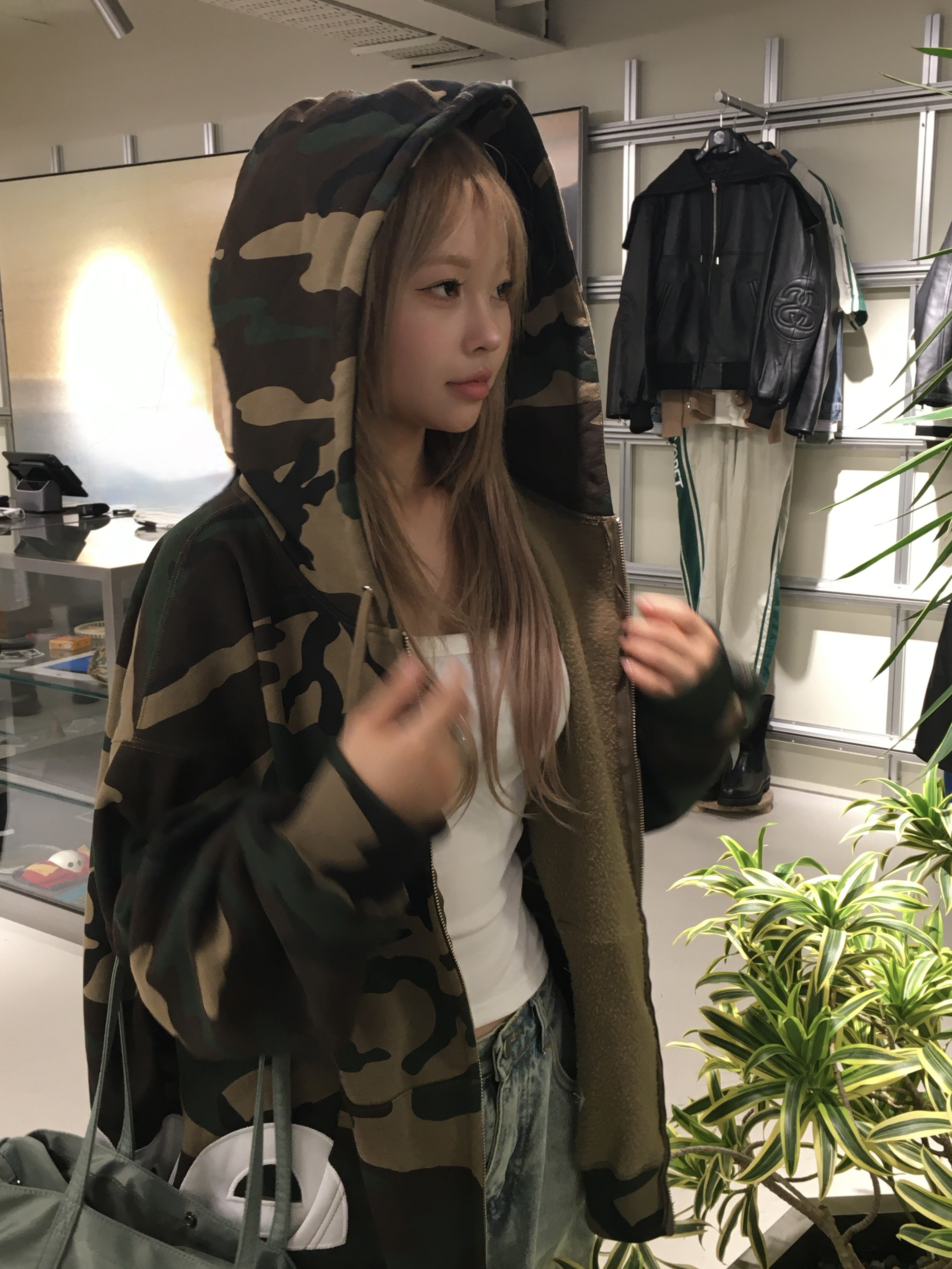 Supreme Big Logo Zip Up Hooded Sweatshirt Woodland Camo - 25SS 착용 스타일 - 1