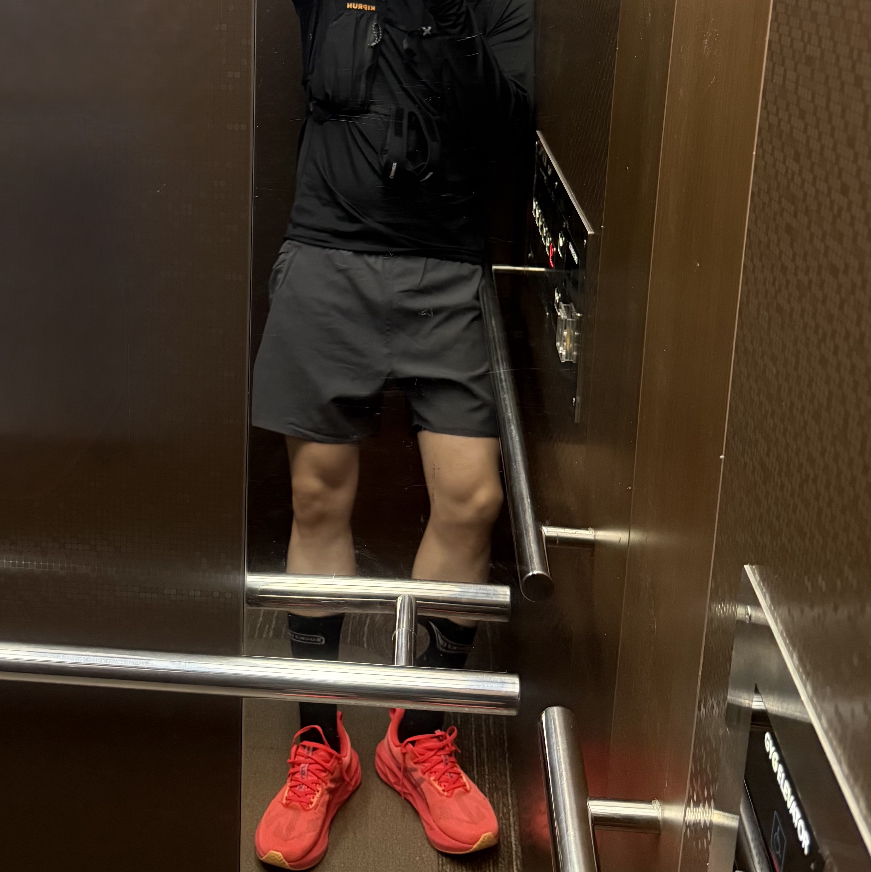 Asics Novablast 5 Flash Red Edo Purple, Alex Zono I Dig Running Trucker Hat OG Brown 착용 스타일 - 1