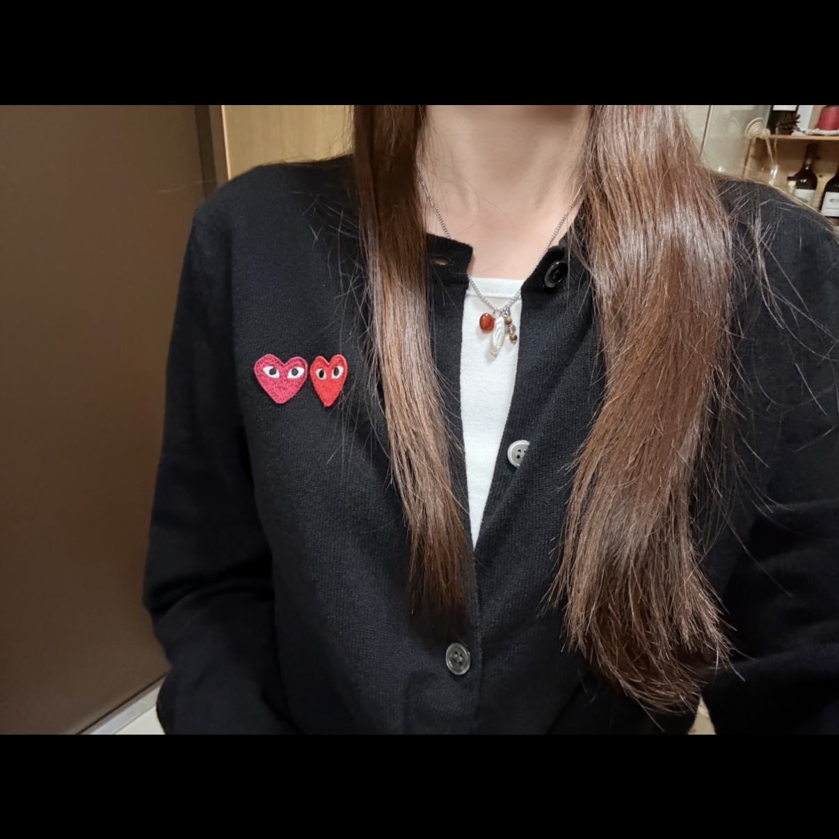 Riomeu Sea Water Pearl Drop Chain Necklace, Play Comme des Garcons Double Heart Cardigan Black 착용 스타일 - 1