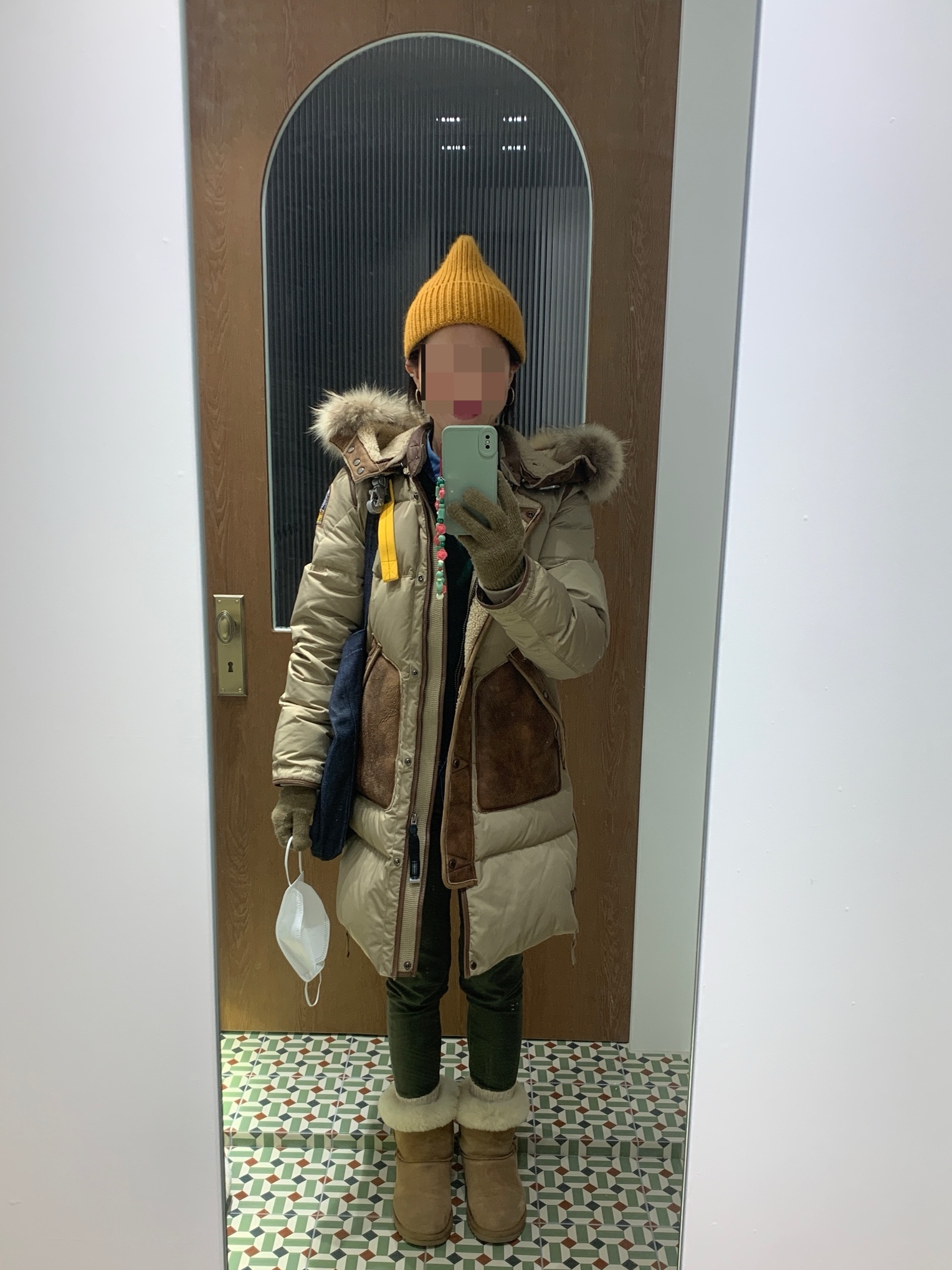 (W) UGG Classic Short II Boots Chestnut, A.P.C. Laure Tote Bag Blue 착용 스타일