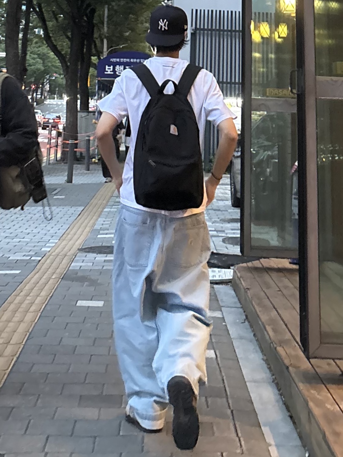 Carhartt WIP Brandon Pants Blue Heavy Stone Bleached, Thisisneverthat x New Era x MLB New York Yankees 59Fifty Classic Navy 착용 스타일 - 2