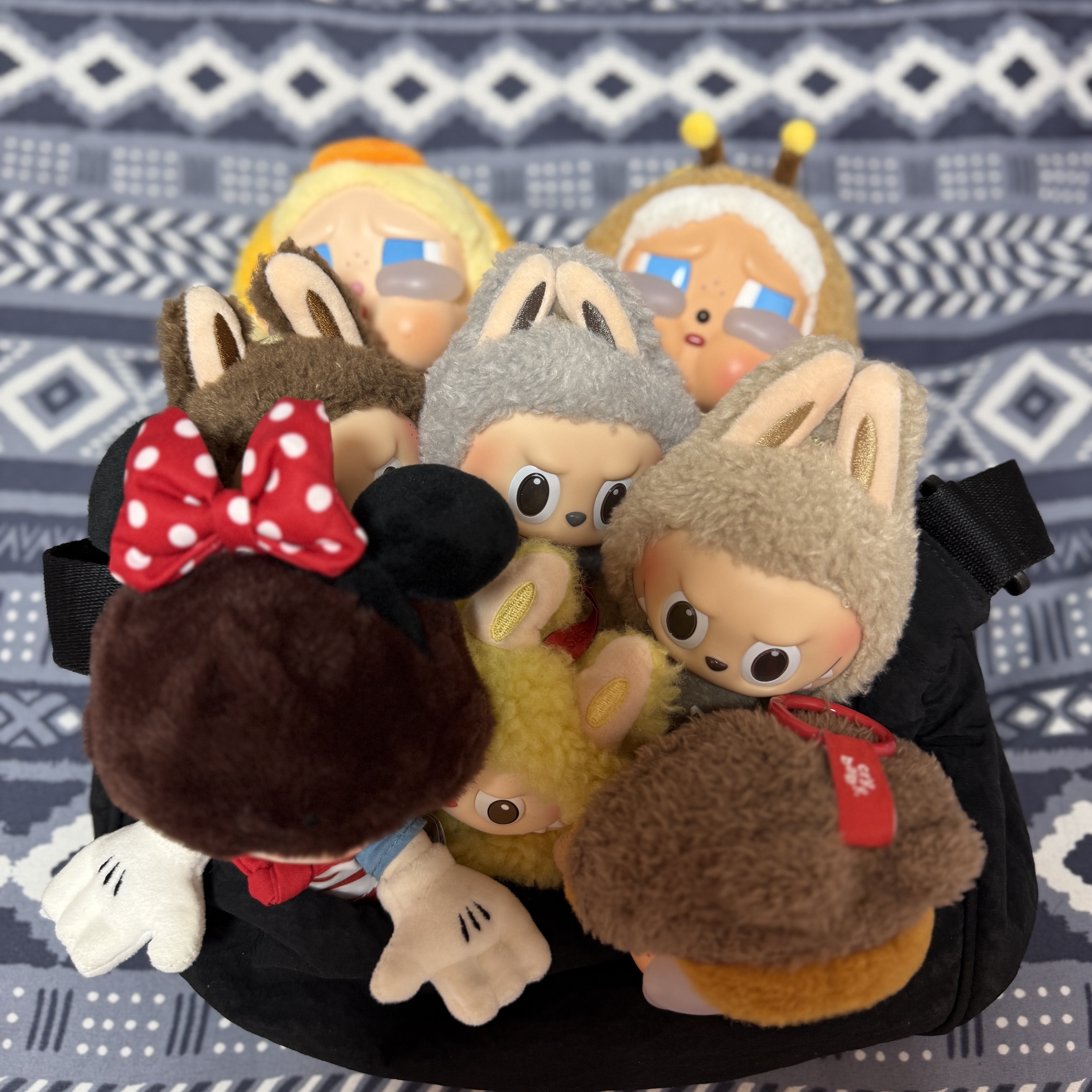 Pop Mart Hirono Bear Vinyl Plush Doll, Pop Mart Labubu The Monsters Wacky Mart Series Earphone Case 착용 스타일 - 4