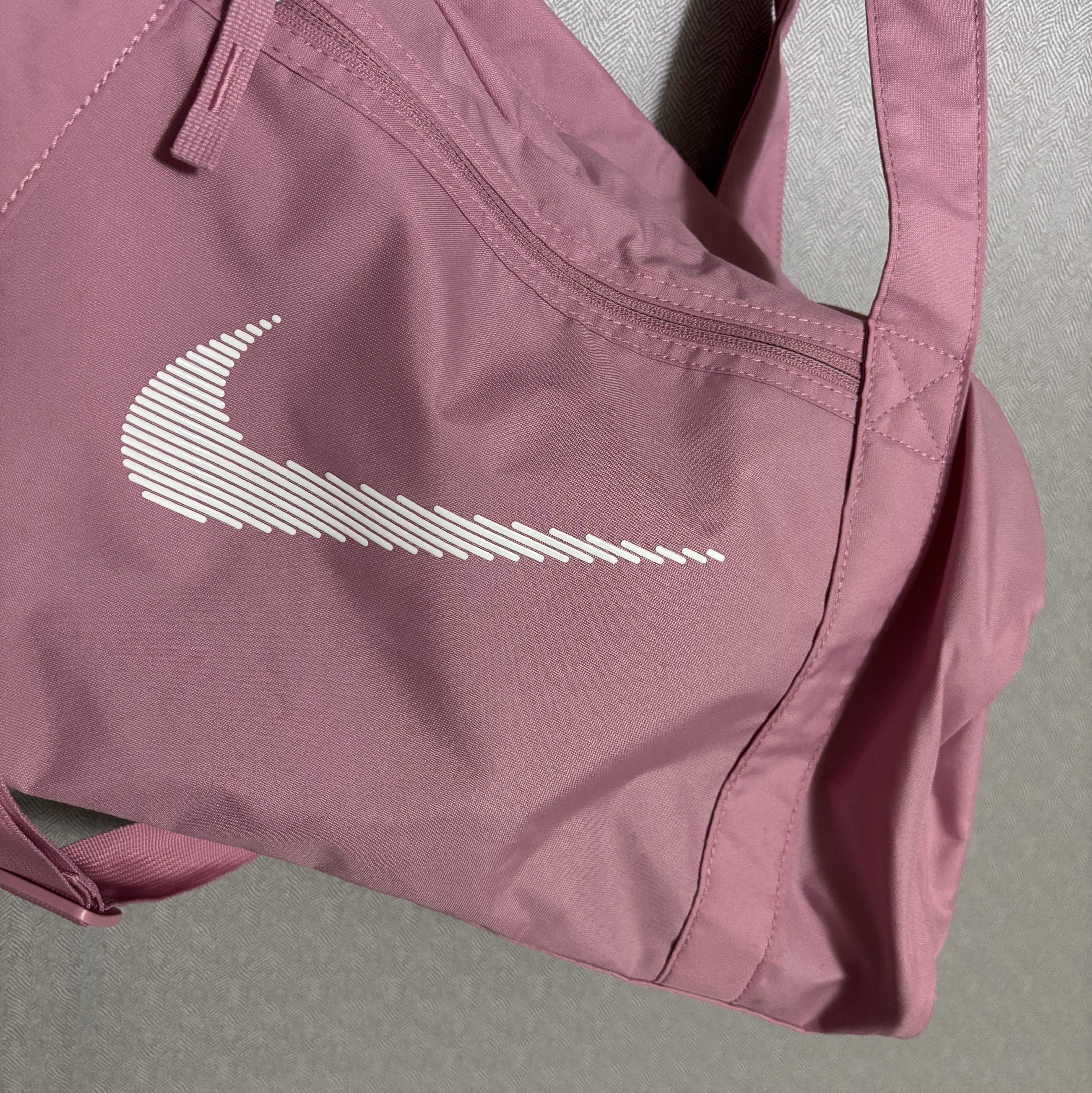 Nike Gym Club Duffle Bag 24L Elemental Pink White 착용 스타일