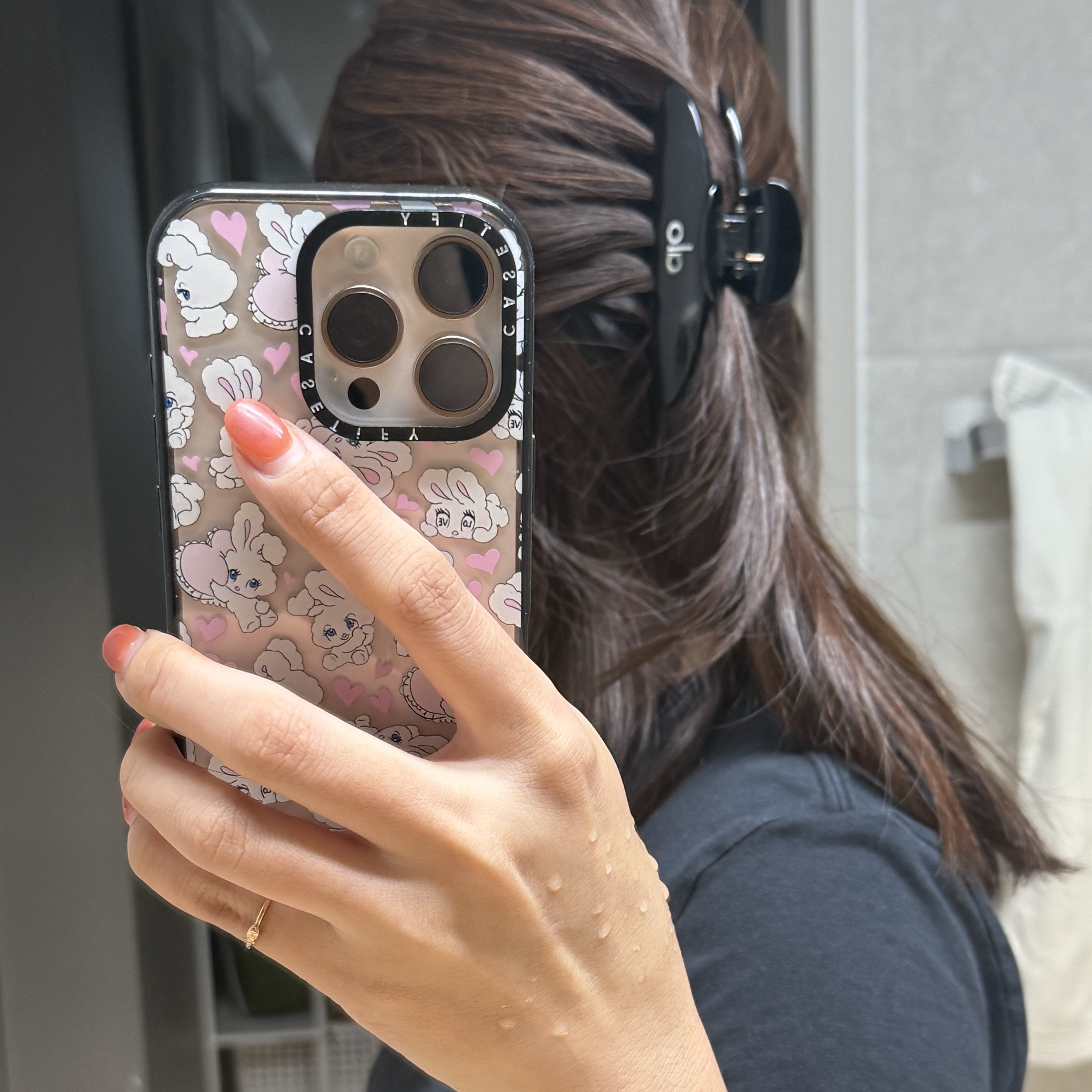 (W) Alo Yoga 90’s Claw Clip Black 착용 스타일